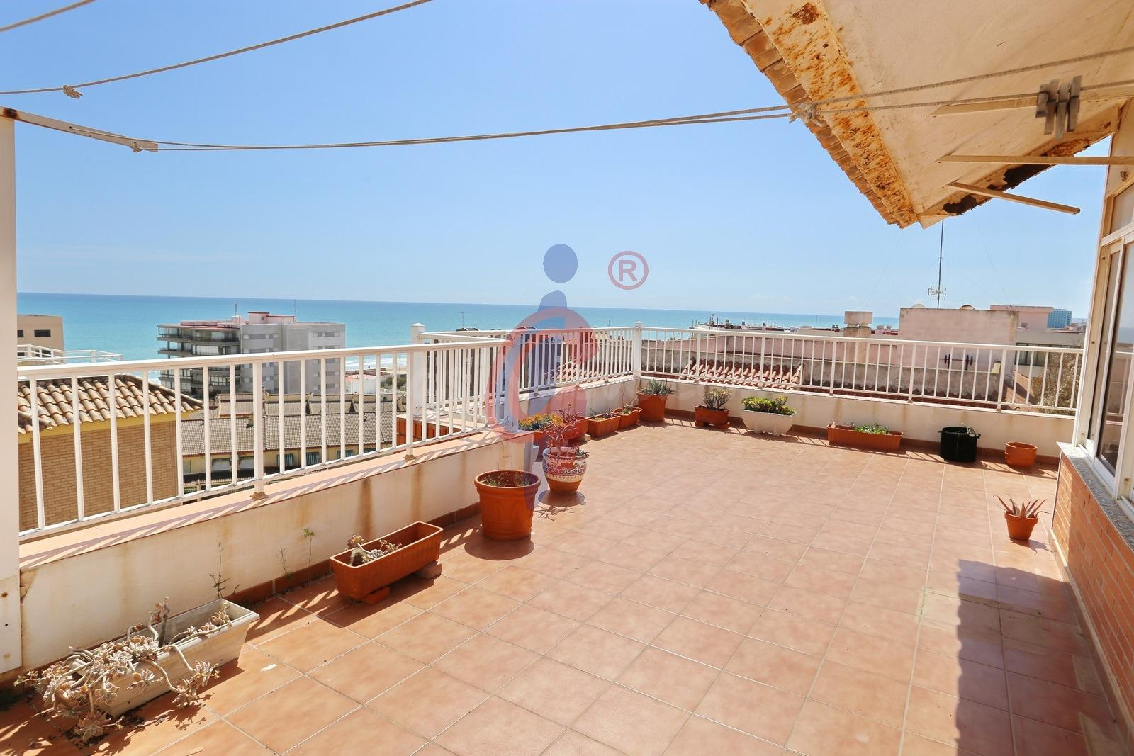 ¡Ático dúplex en venta con espectaculares vistas al mar en Guardamar del Segura!