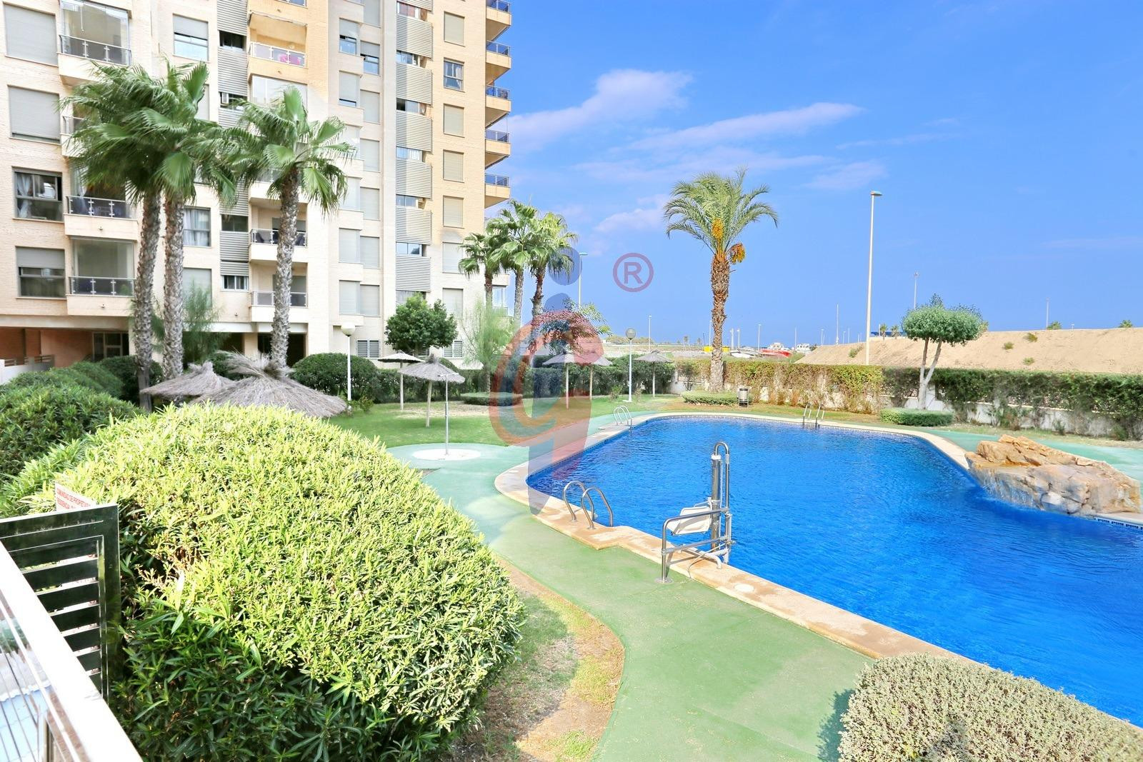 Luminoso apartamento de 3 dormitorios con espectaculares vistas al mar y al río en la exclusiva urbanización Puertomarino, Guardamar del Segura