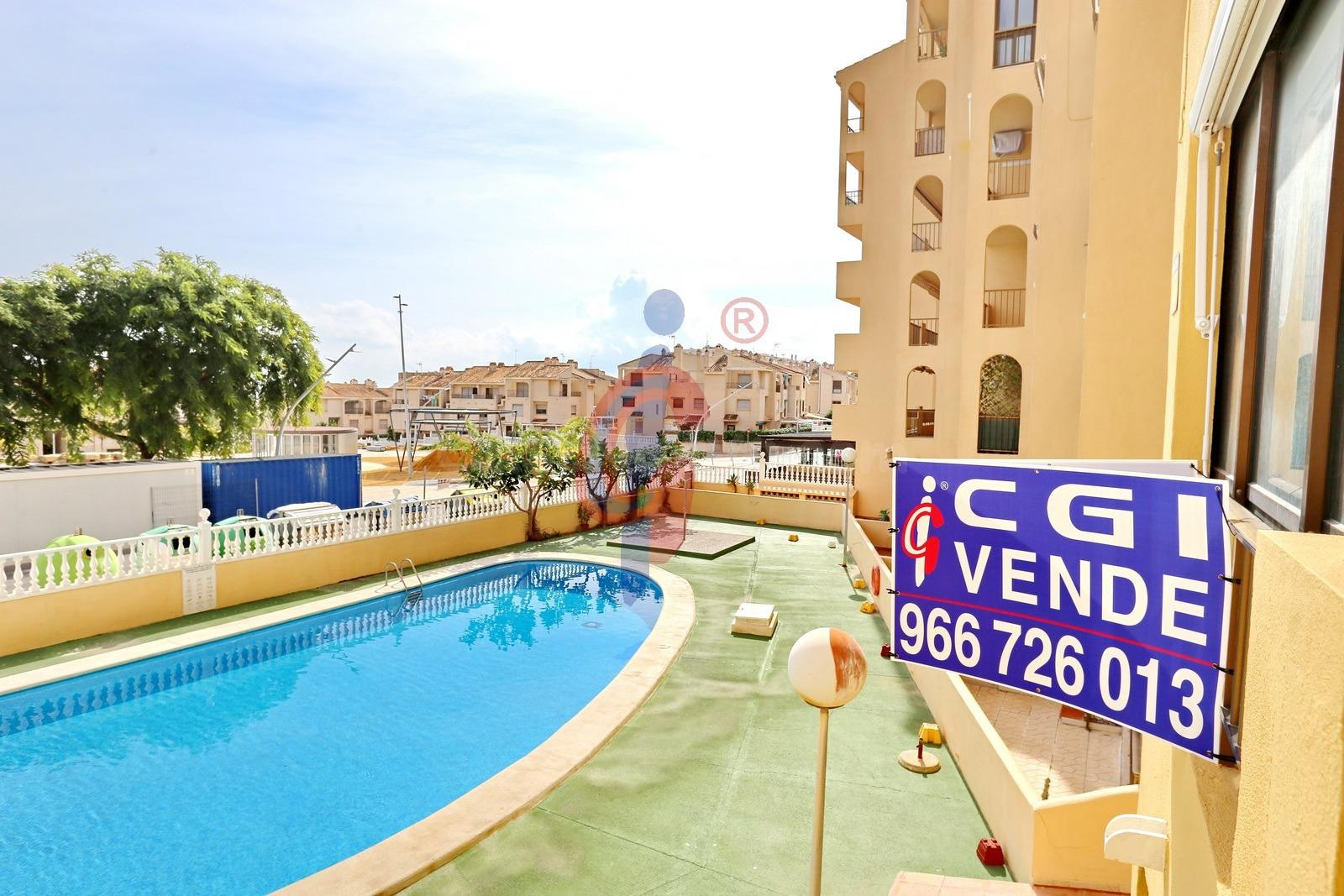 ¡Oportunidad en El Médano – Guardamar del Segura! Amplio apartamento de 3 dormitorios en urbanización con piscina