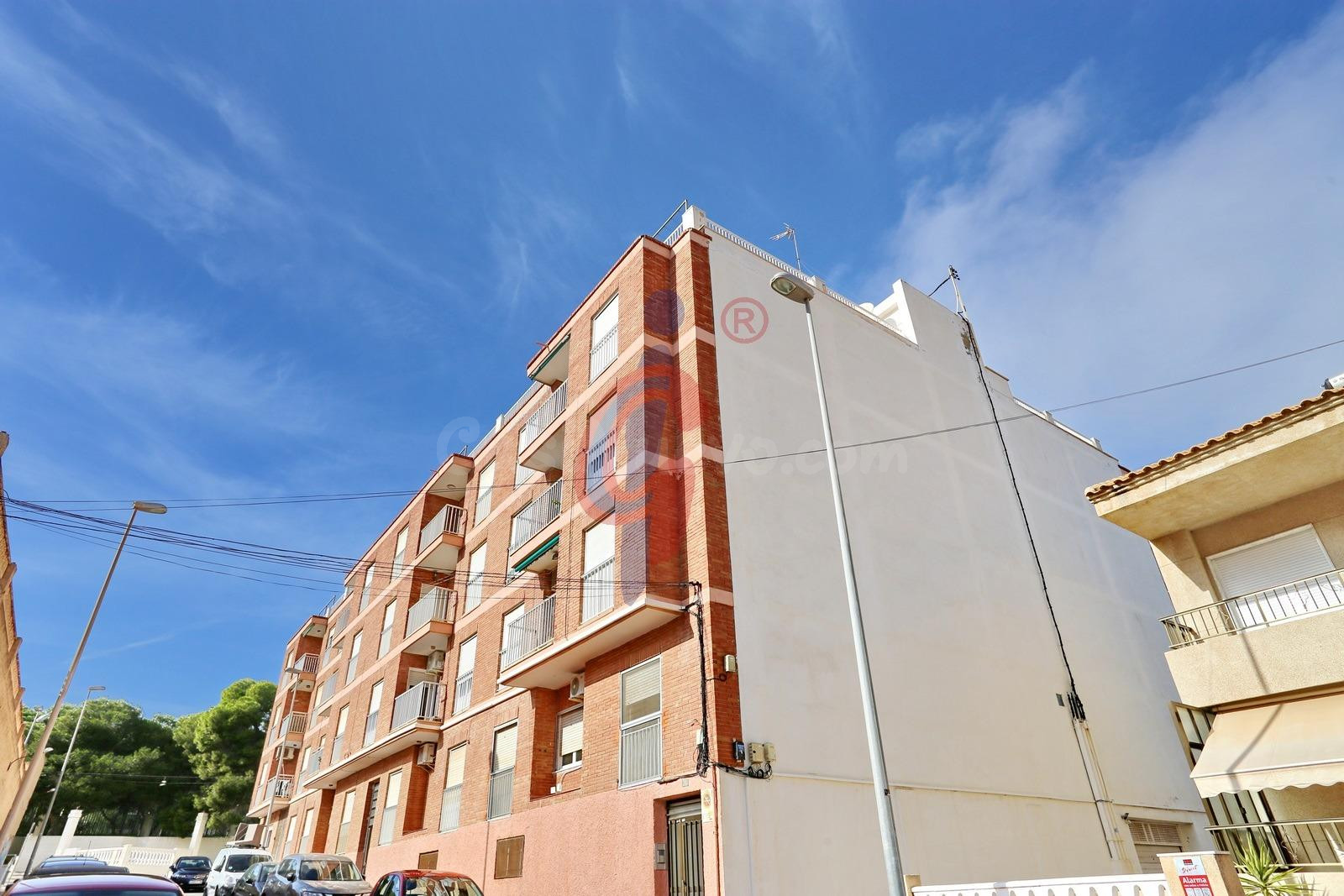 ¡Vivienda para reformar en ubicación previlegiada en Guardamar del Segura!