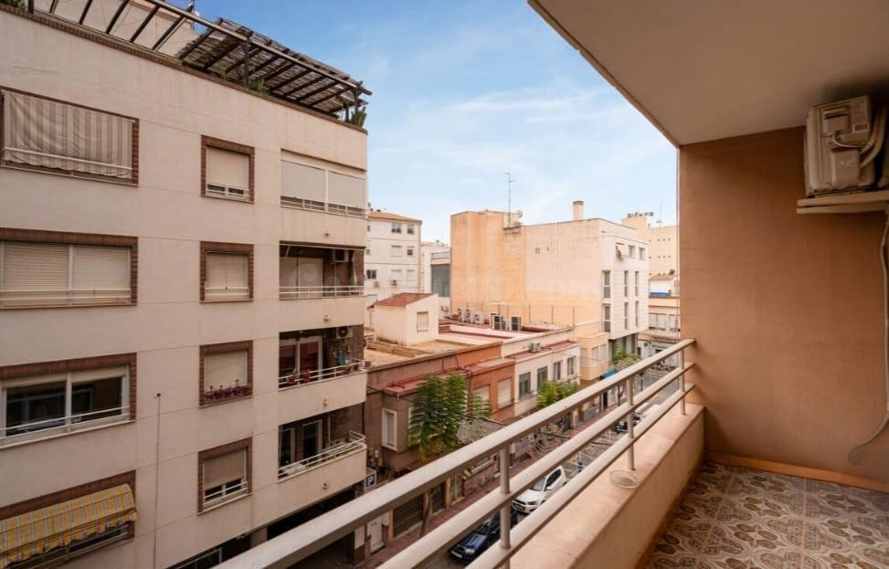 ¡Vivienda de tres dormitorios para reformar en Torrevieja!