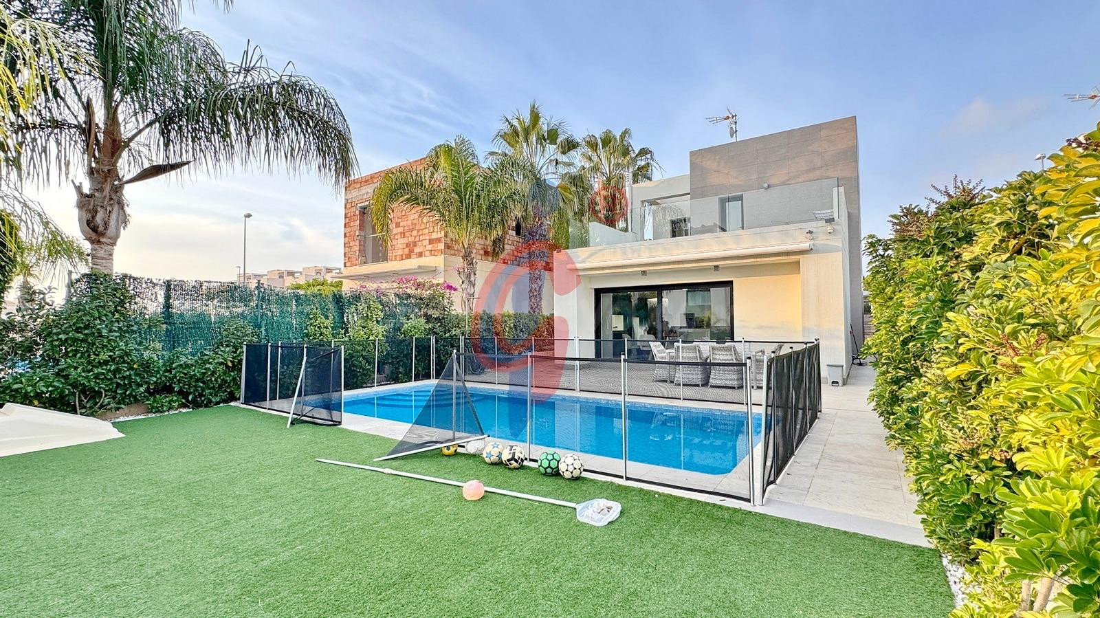 ¡Chalet independiente a la venta en Ciudad Quesada!