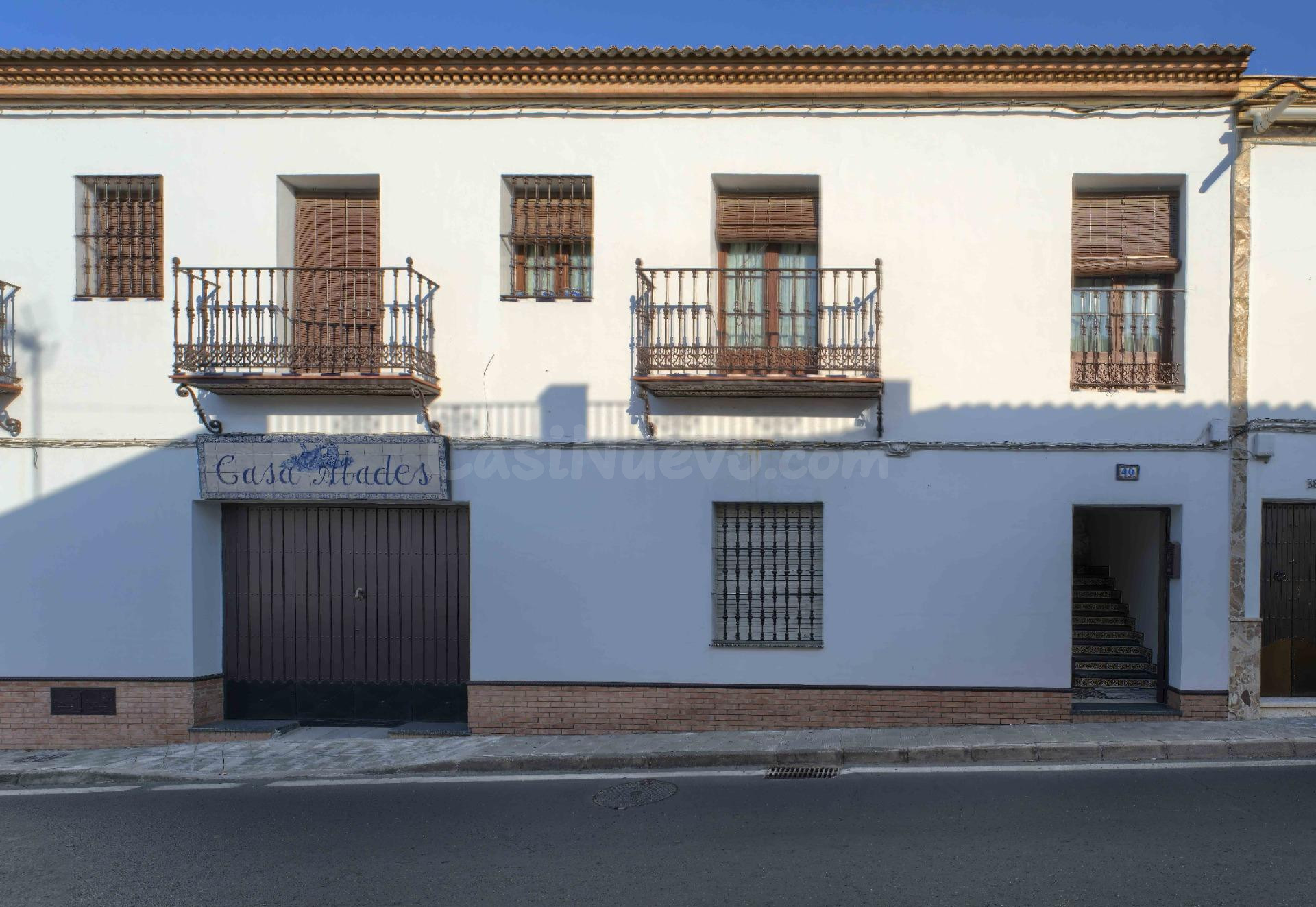 Vivienda con local en Olivares: vive, trabaja y haz realidad