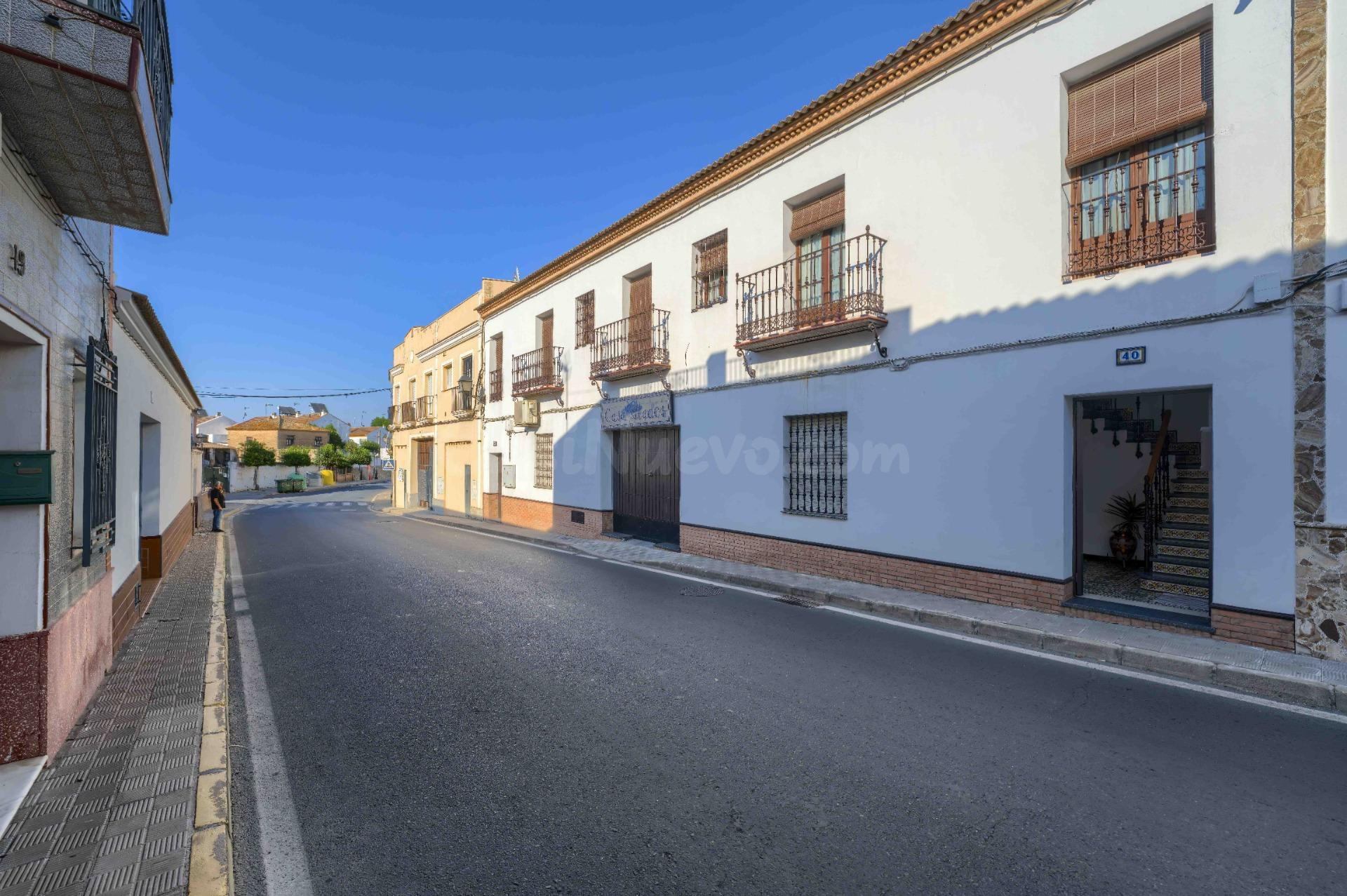 Vivienda con local en Olivares: vive, trabaja y haz realidad - foto 2