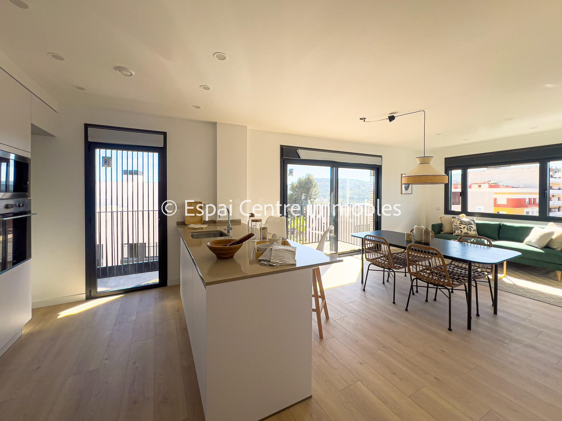 Piso de Obra Nueva con cuatro habitaciones y dos baños con t