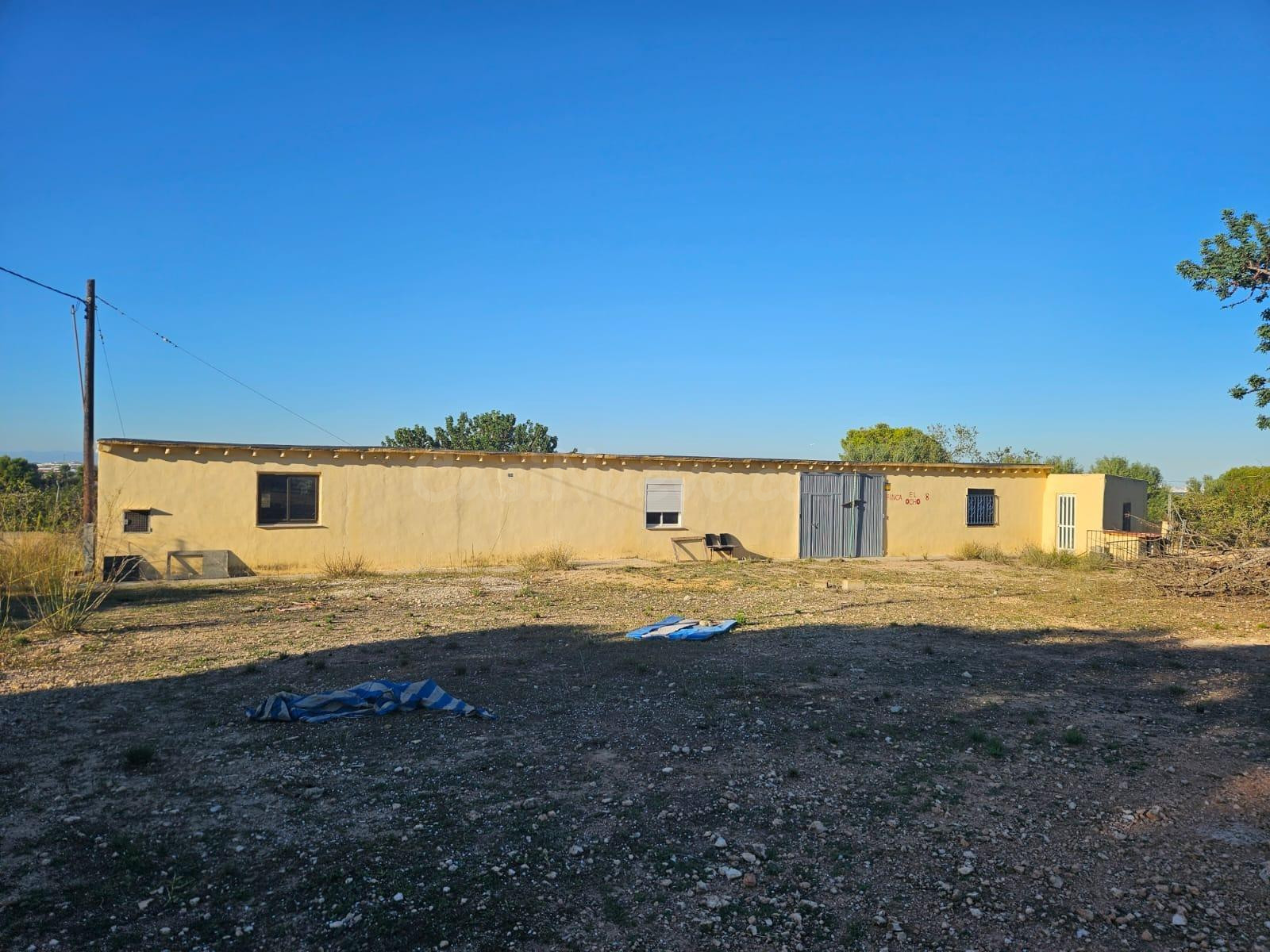 Se alquila nave en terreno rústico de 2.800 m2