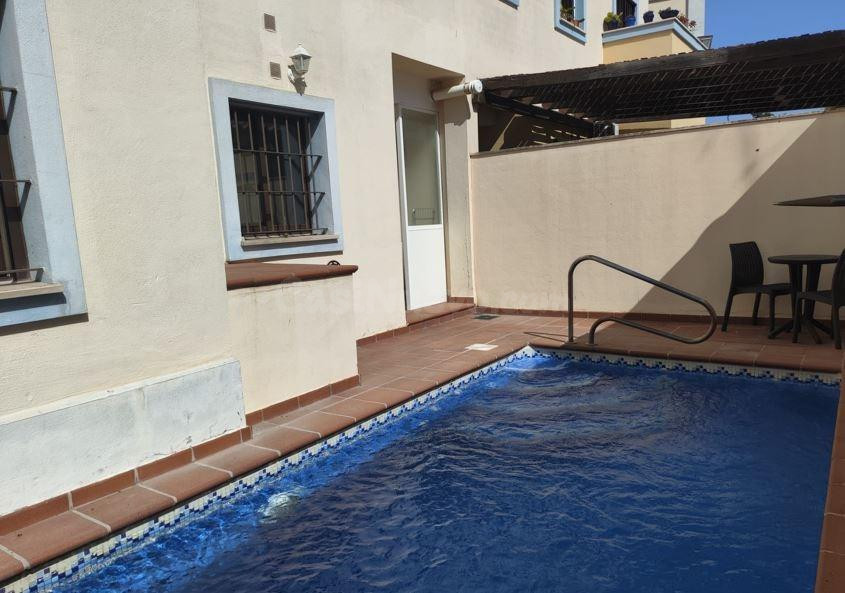 GRAN UNIFAMILIAR CON PISCINA PRIVADA!!!