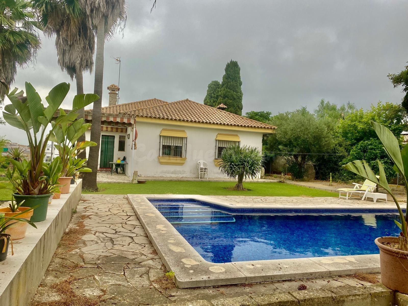 CHALET JUNTO LA ZONA CENTRO CON PISCINA