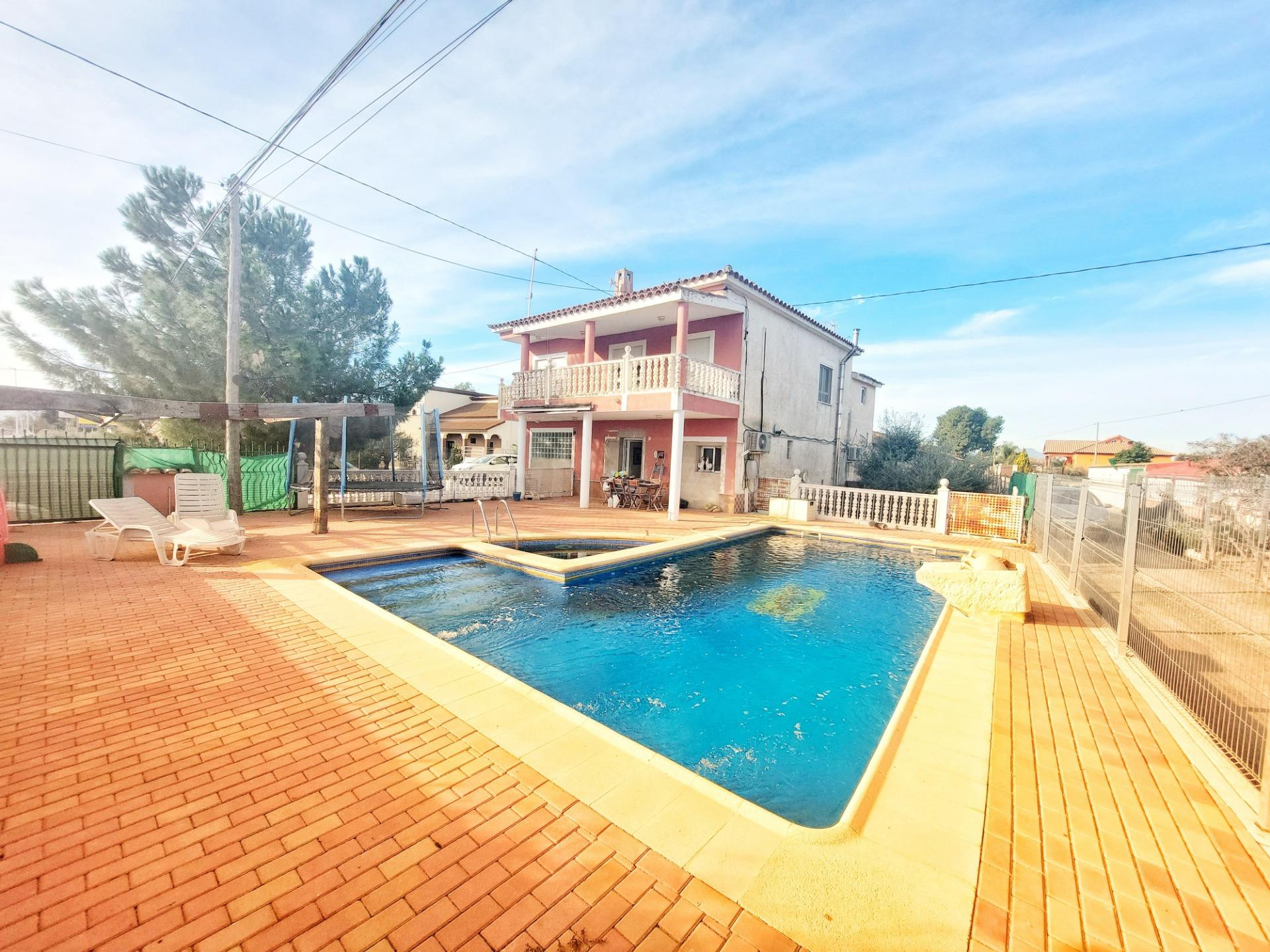 Chalet con cinco dormitorios en El Campillo con Piscina