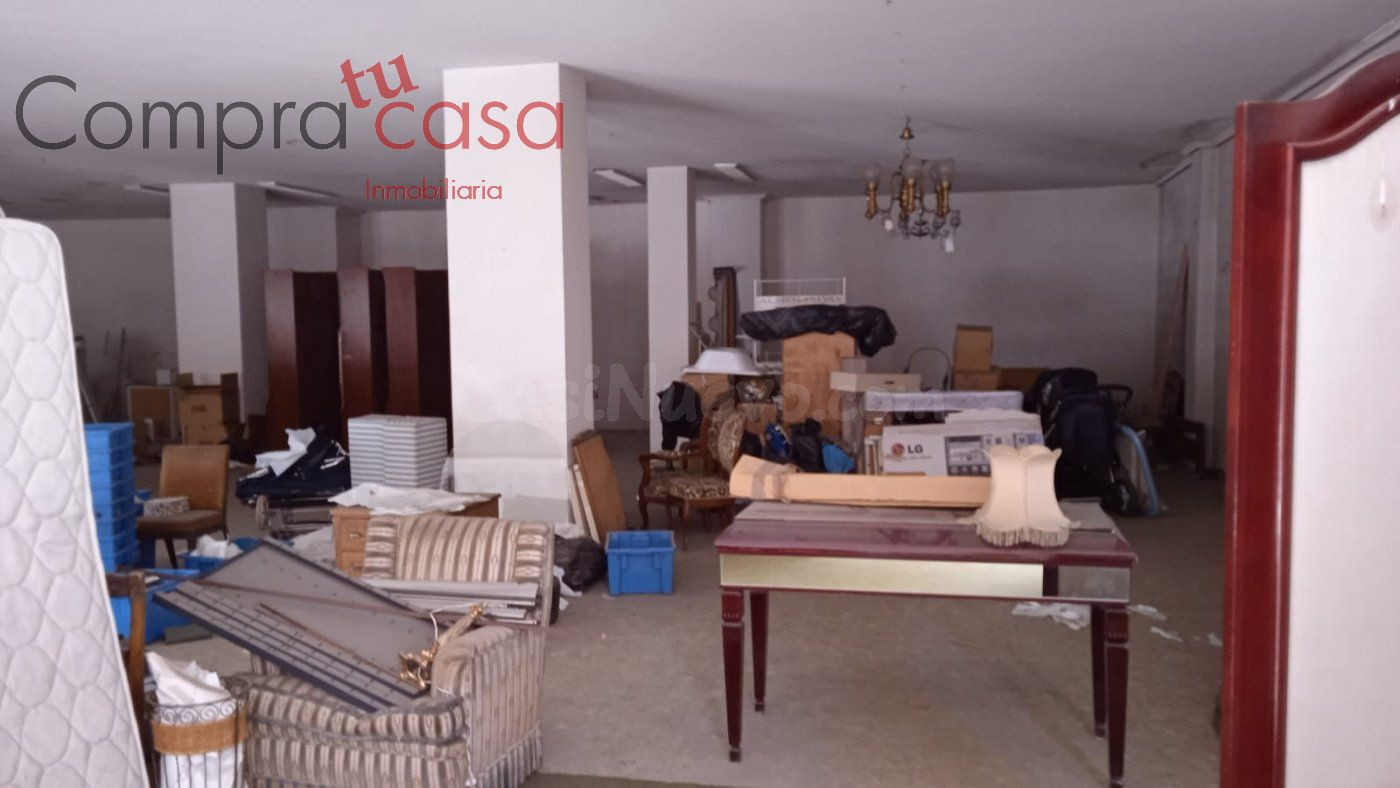 VENTA DE GRAN LOCAL COMERCIAL / TRASTEROS Y GARAJES