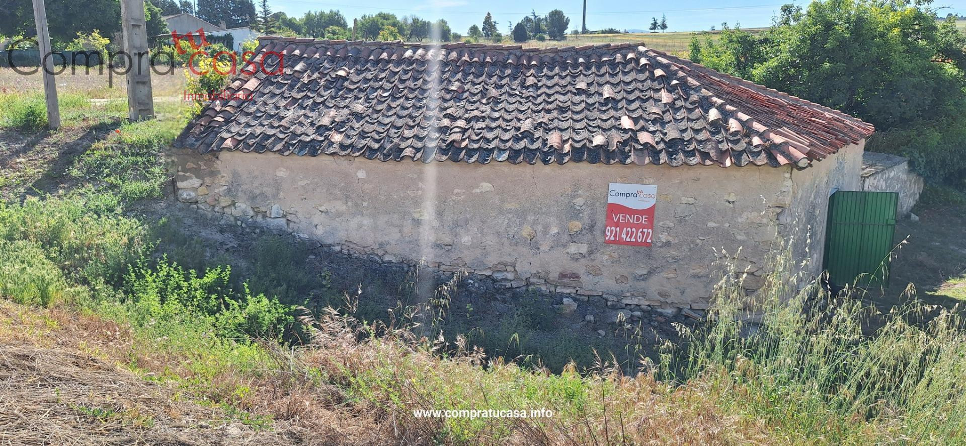VENTA CASA PIEDRA CON JARDIN.-.MADRONA