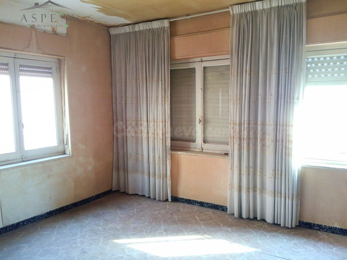 CASA MUY CENTRICA CON LOCAL COMERCIAL