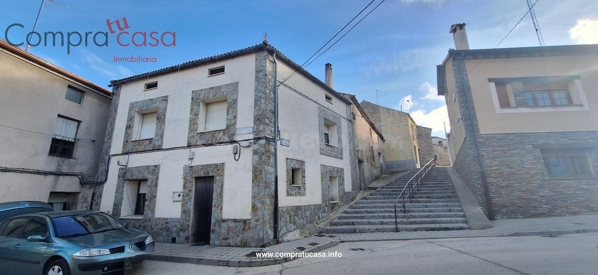 AMPLIA CASA EN CARBONERO. PARA REFORMAR