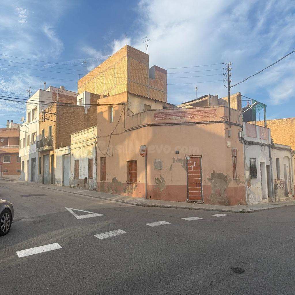 🏡 Casa Esquinera para Reformar Integralmente – Gran Potencial