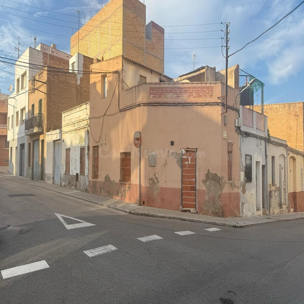 🏡 Casa Esquinera para Reformar Integralmente – Gran Potencial - foto 2