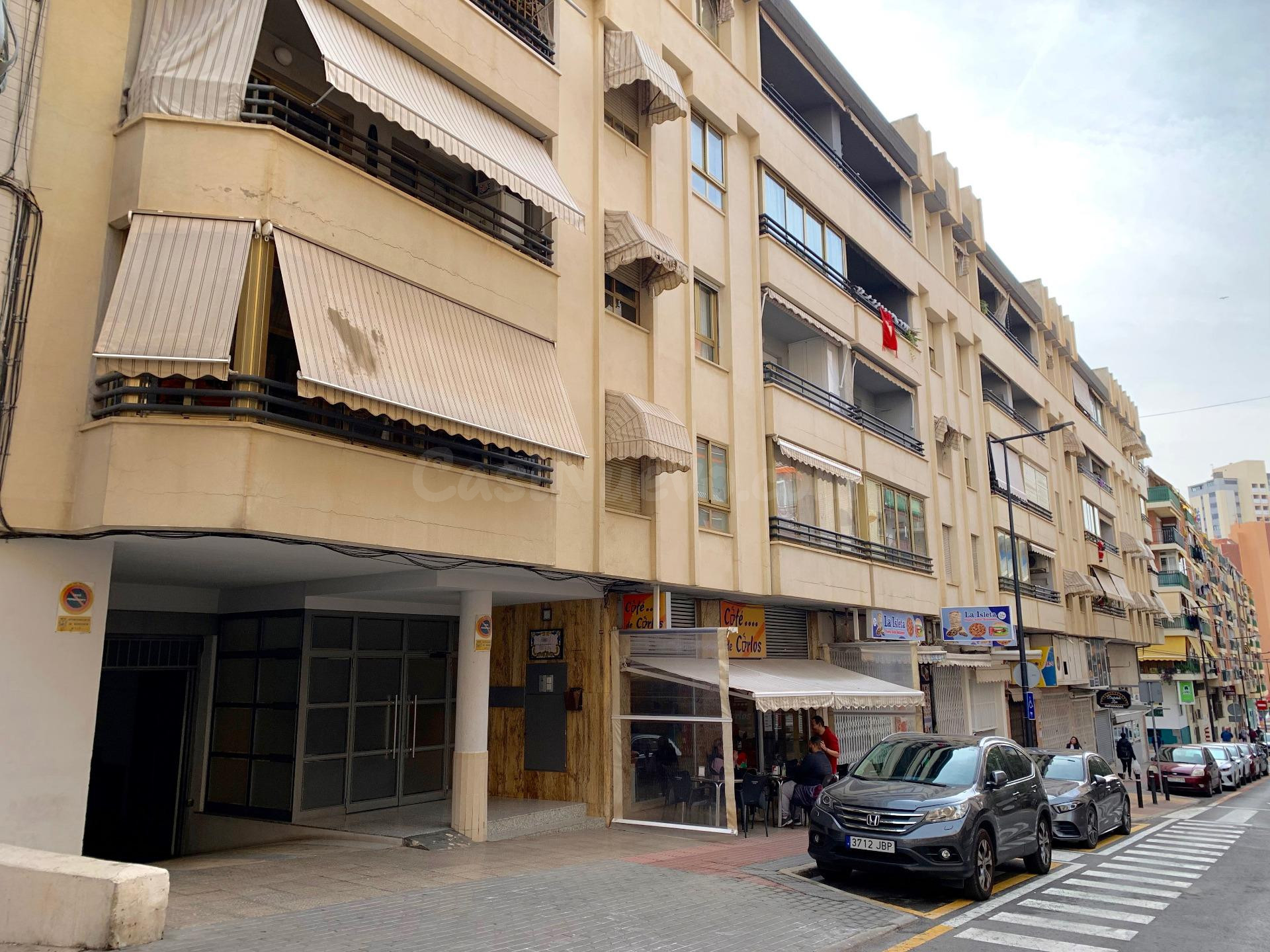 Amplia plaza de aparcamiento subterránea en pleno centro de Benidorm
