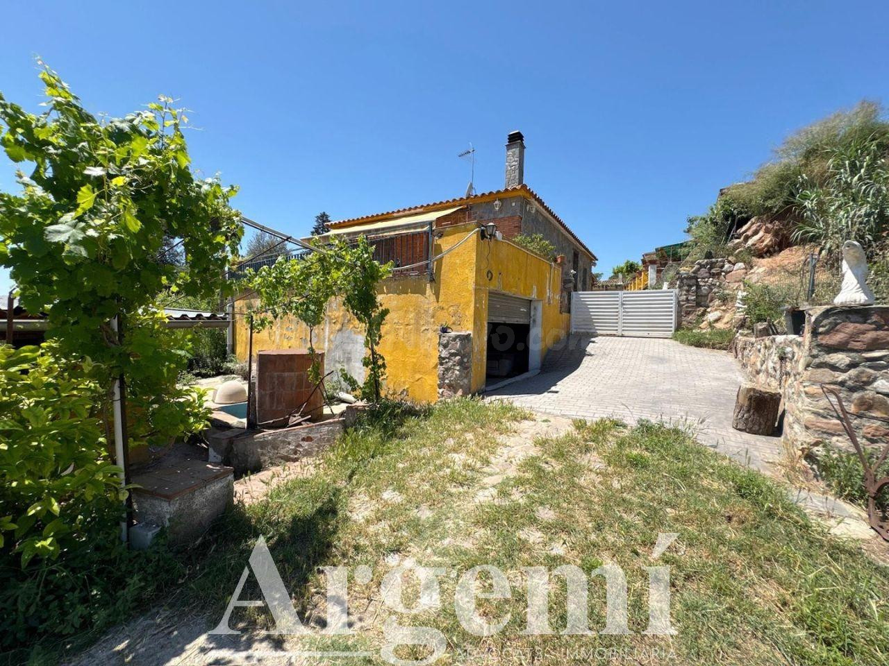 Chalet en planta con Cuadra de Caballos y Gran Parcela en Palau-solità i Plegamans