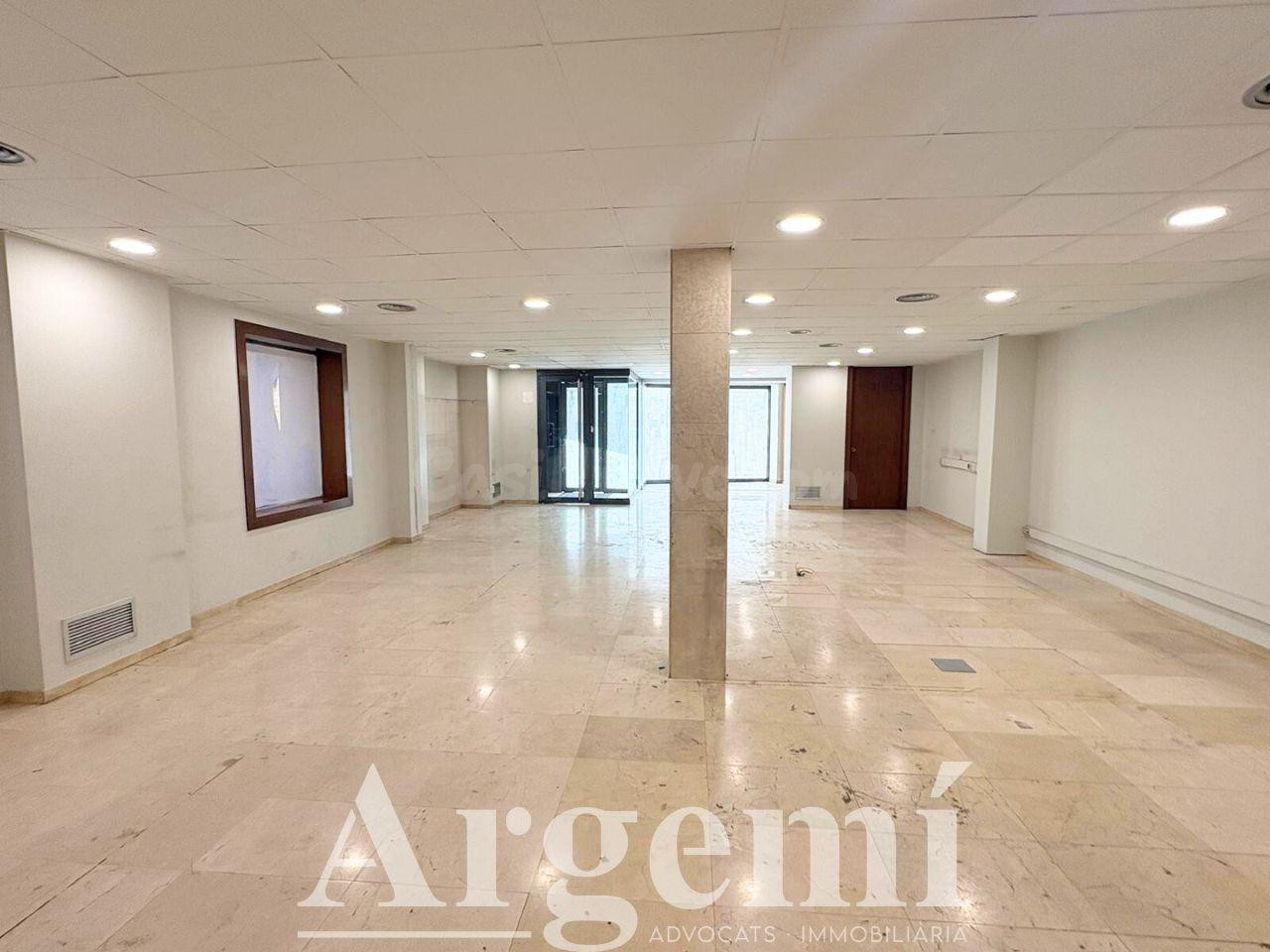 ALQUILER LOCAL COMERCIAL ESQUINERO – PLENO CENTRO PALAU-SOLITÀ I PLEGAMANS (CARRETERA PRINCIPAL)