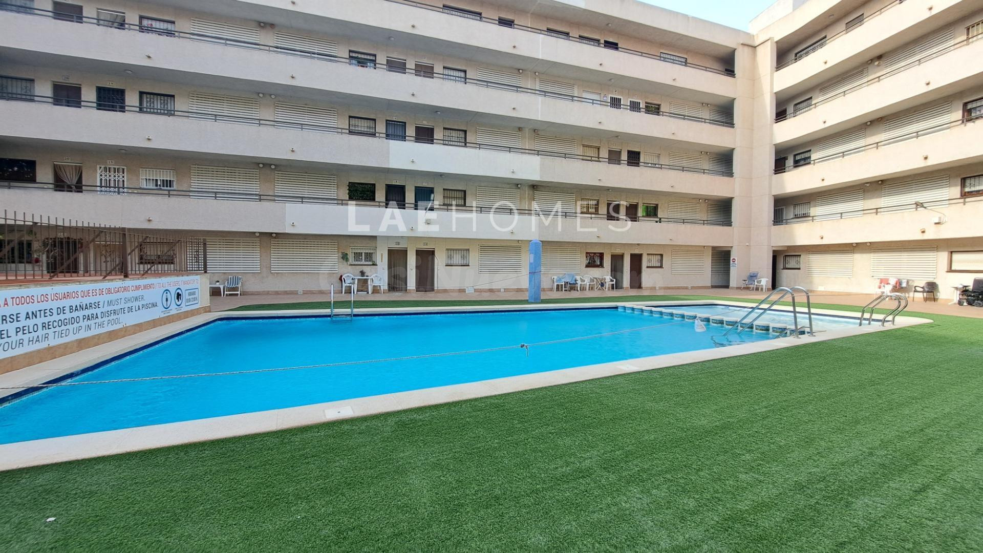 Piso en venta en Torrevieja centro con piscina