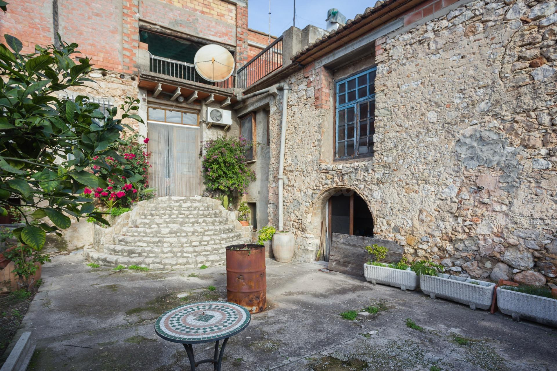 CASA SEÑORIAL EN CASTELLONET, CON PATIO Y TERRAZA.