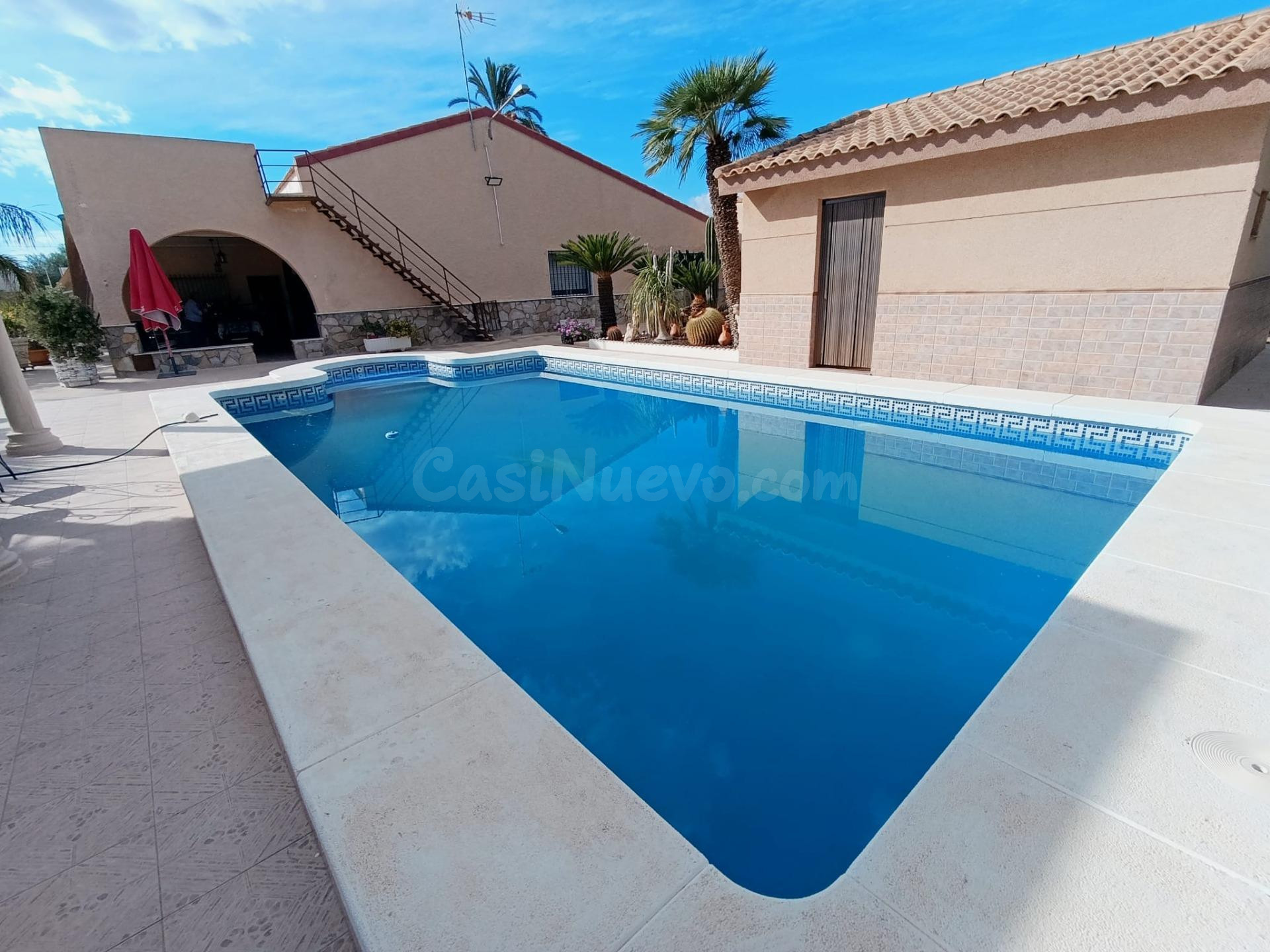 Espectacular Chalet en Matola, Elche con Amplio Jardín y Piscina Propia