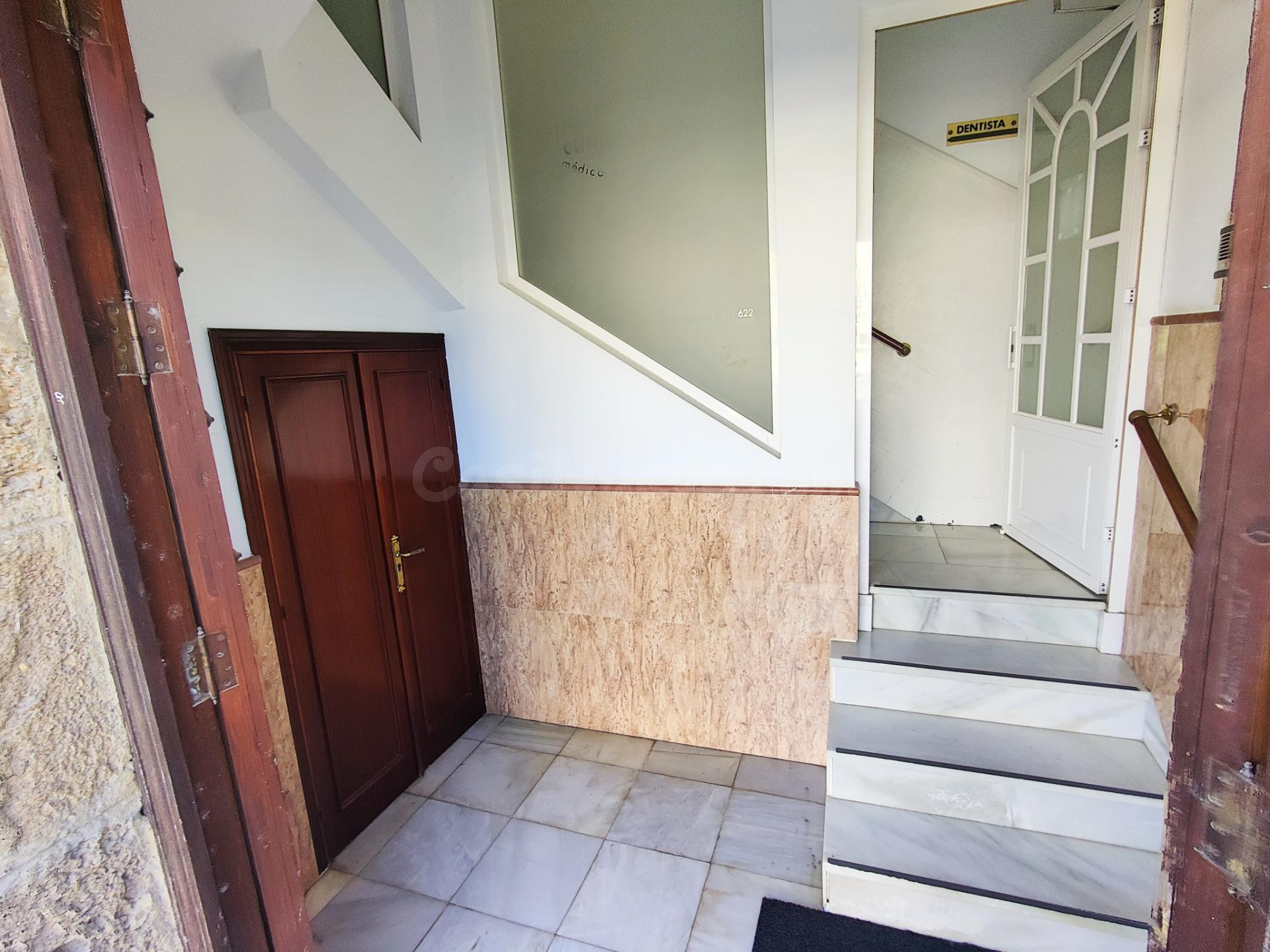 🏢 EXCELENTE LOCAL PROFESIONAL EN ALAMEDA DEL RÍO DANDO A 2 CALLES 🏢 - foto 2