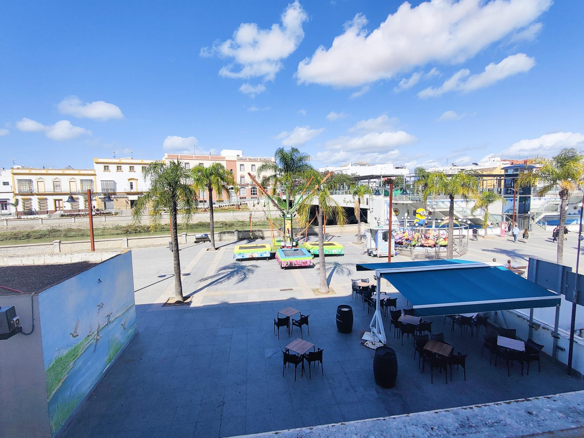 🏡 GRAN PROPIEDAD CON ESPECTACULAR UBICACIÓN EN PLENO CENTRO DE CHICLANA DANDO A DOS CALLES.🏡