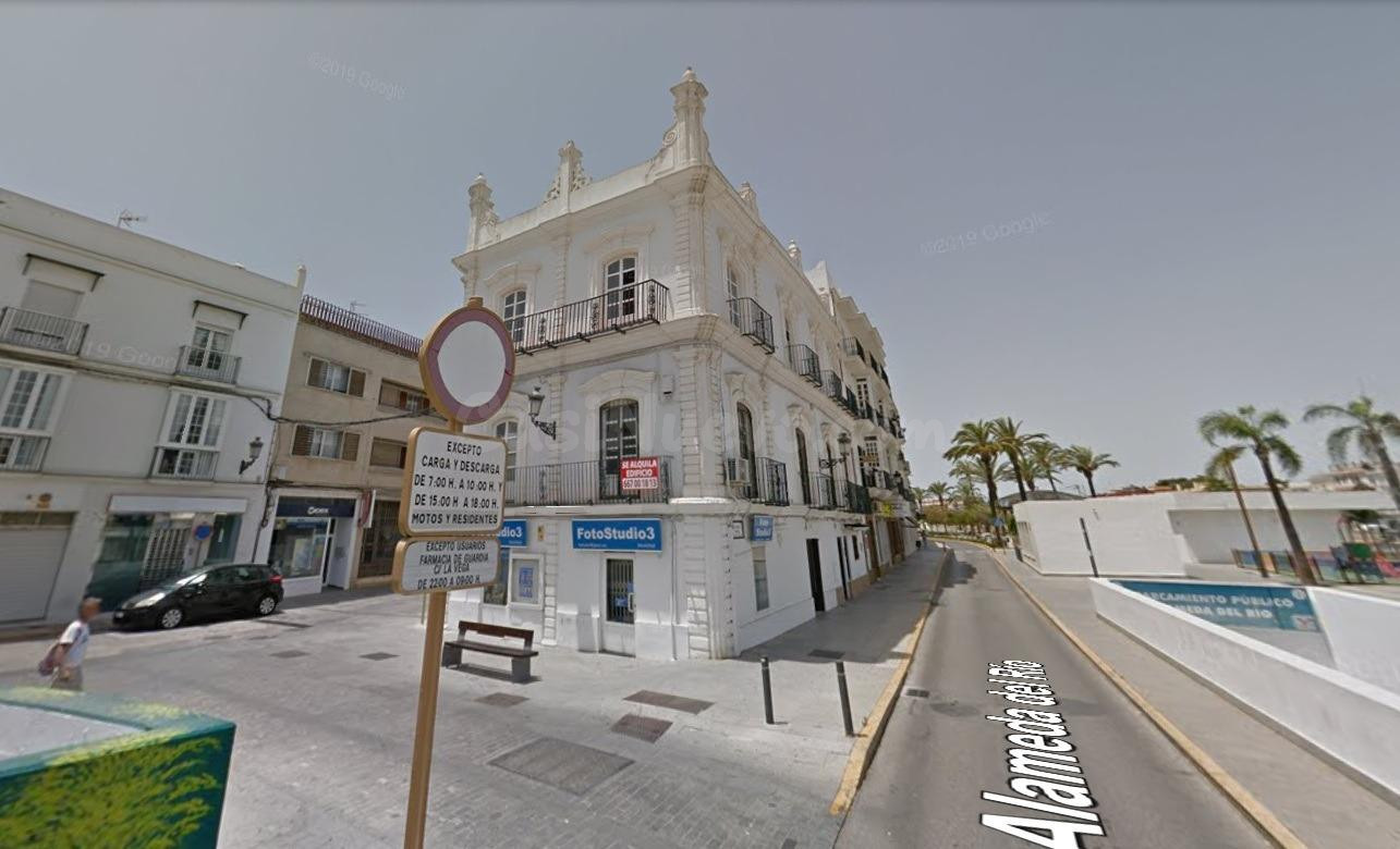 🏡 GRAN PROPIEDAD CON ESPECTACULAR UBICACIÓN EN PLENO CENTRO DE CHICLANA DANDO A DOS CALLES.🏡 - foto 2