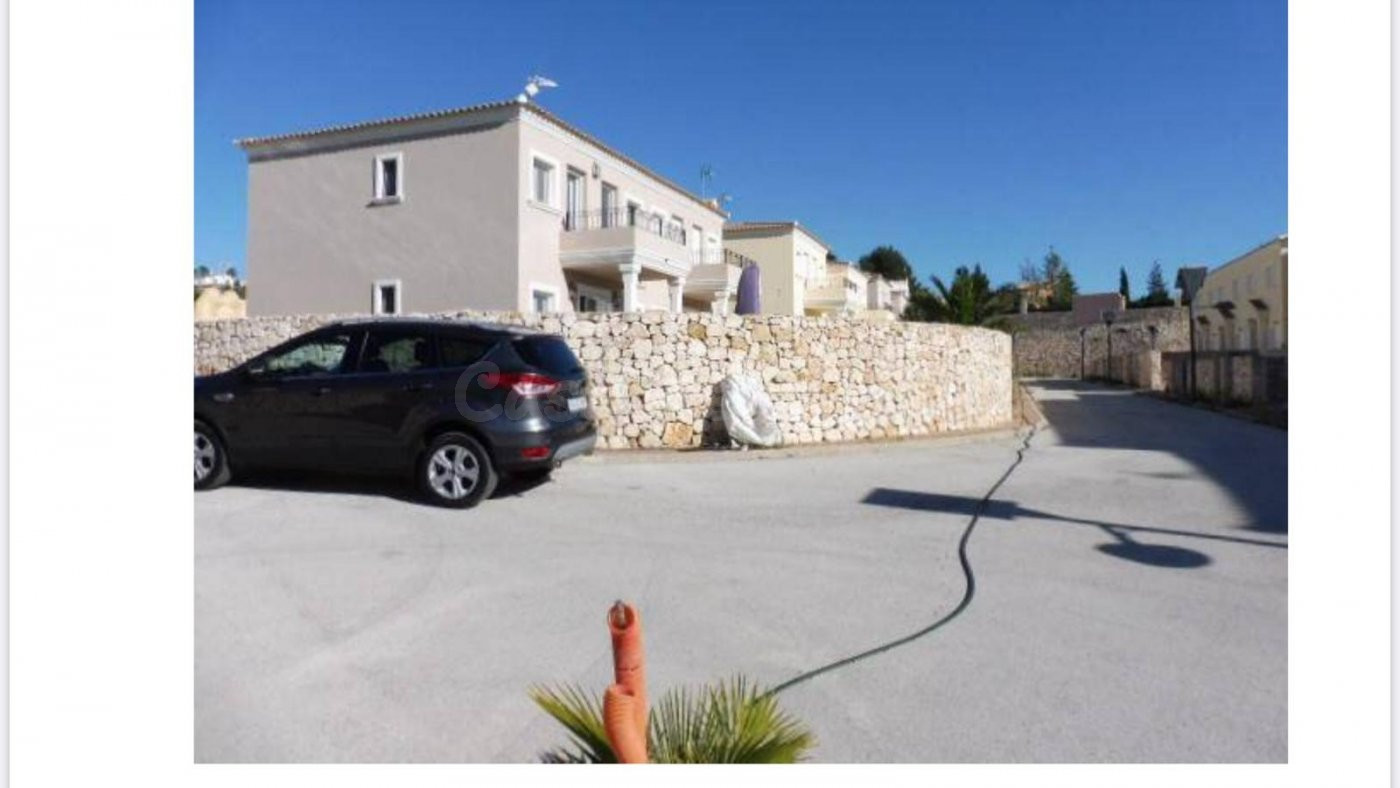 Se venden 62  parcelas urbanas, con 18 villas independiente hechas,9 villas a medias y 32 parcelas.