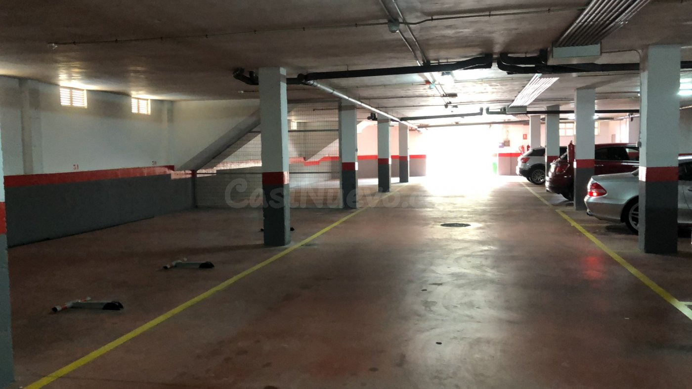 SE VENDE PLAZA DE PARKING EN CAMPOAMOR EN GARAGE CERRADO