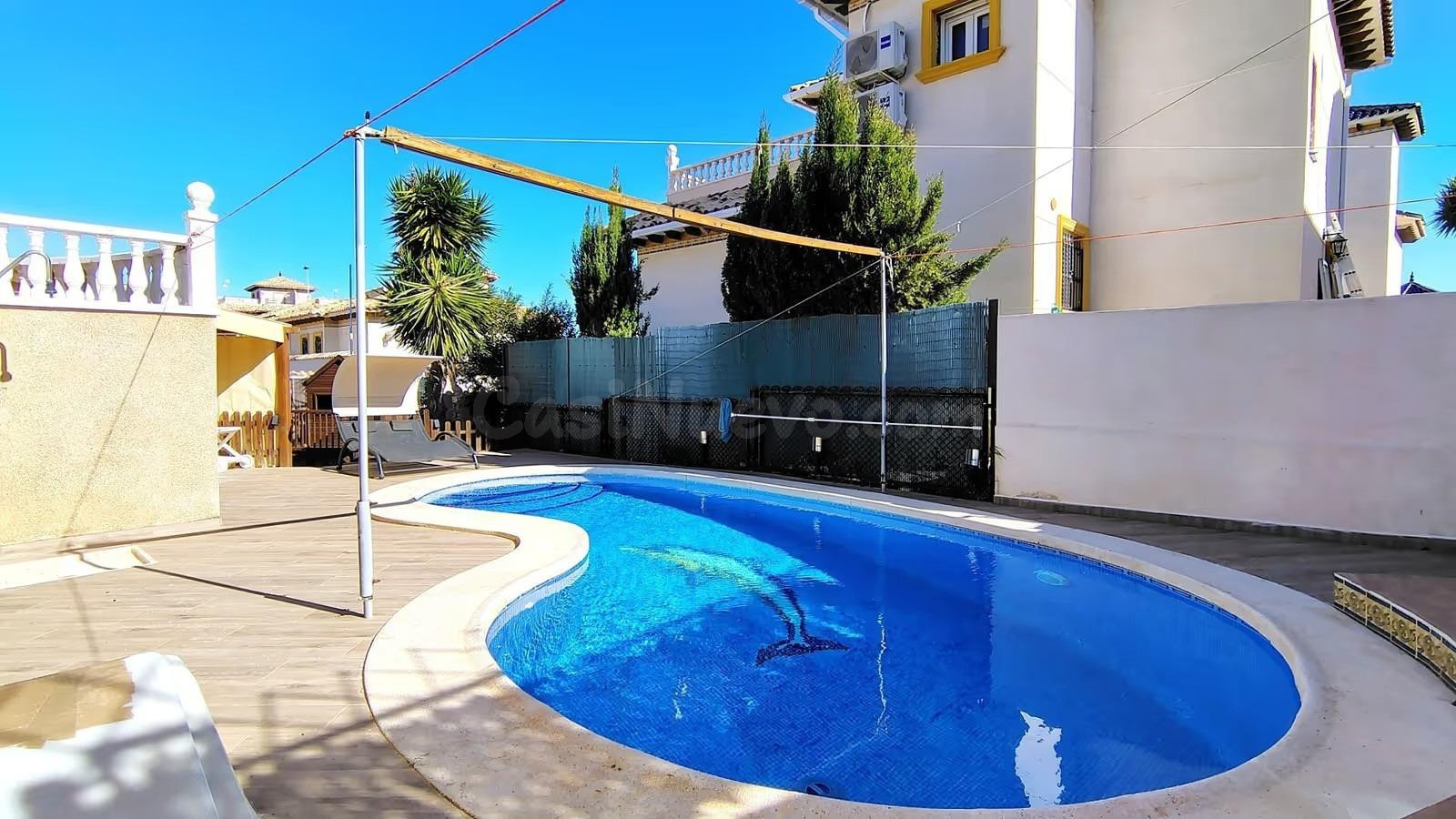 Bonito bungalow planta baja en sotano con piscina privada a 500metros de la playa