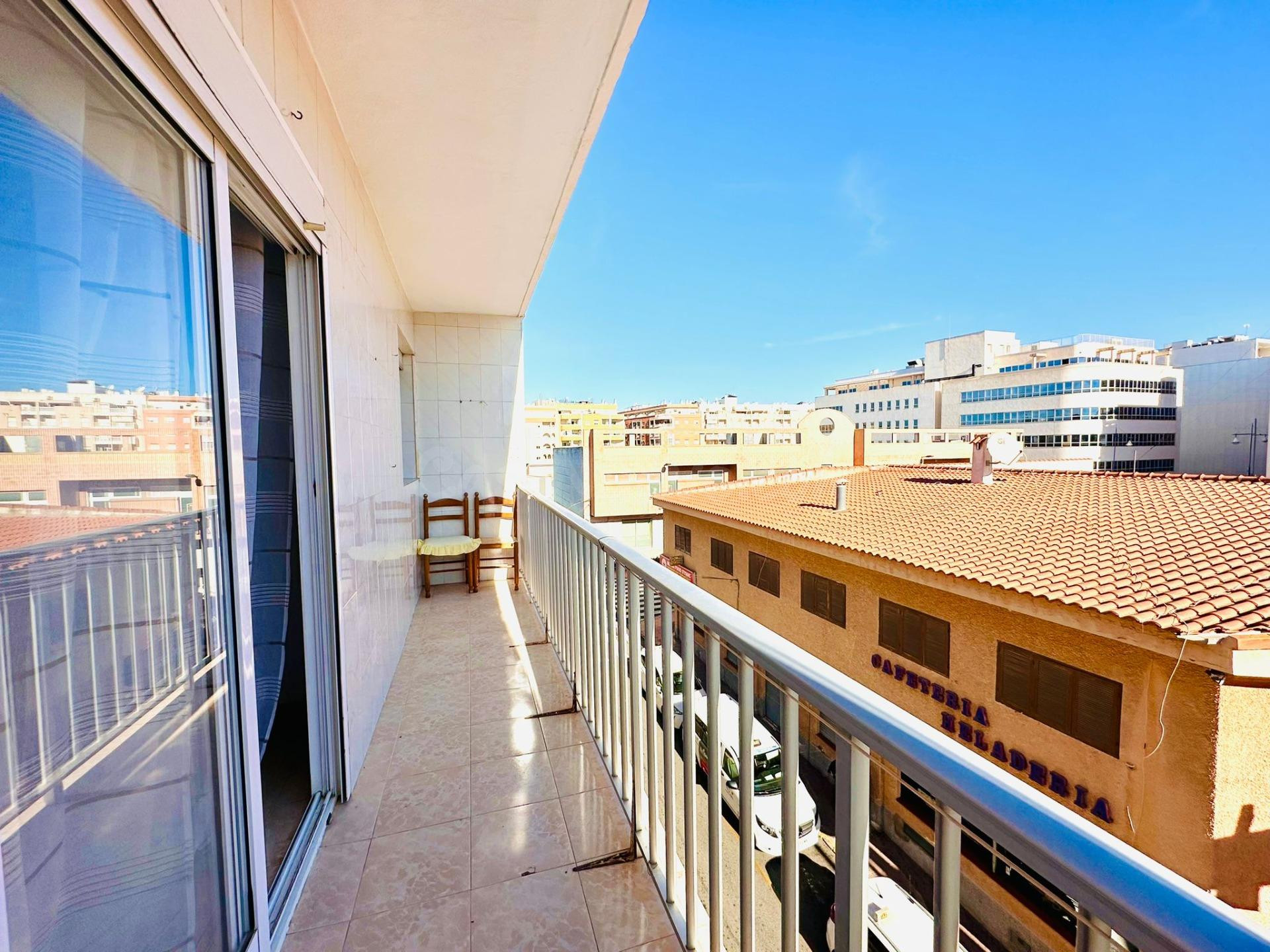 Apartamento en venta en Torrevieja Tres dormitorios un baño