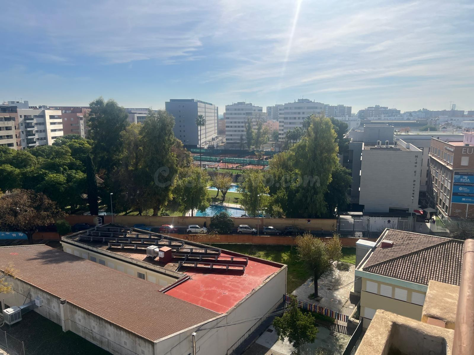 ¿Tu vida en Huerta de la Salud? Vistas, Garaje y 4 habitaciones en la zona más deseada de Sevilla. - foto 2