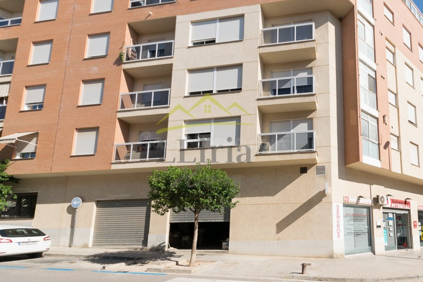 Local comercial en Mura con 123 m2 diafano y 2 puertas