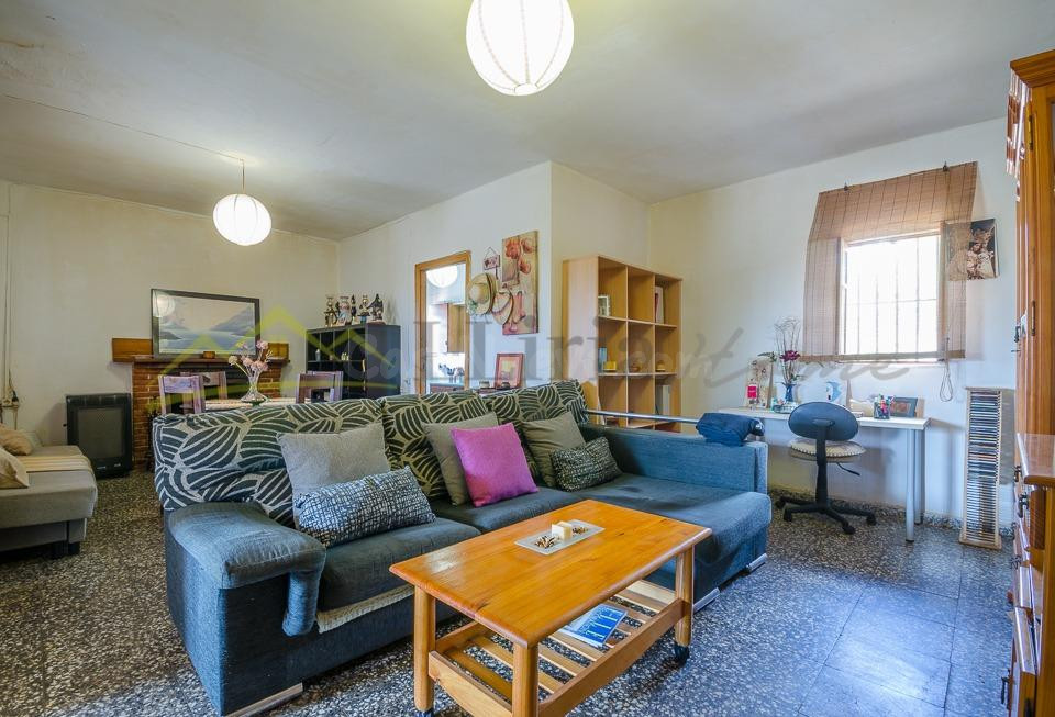 Ref. 04299.-Chalet en Llíria con amplia parcela vallada.