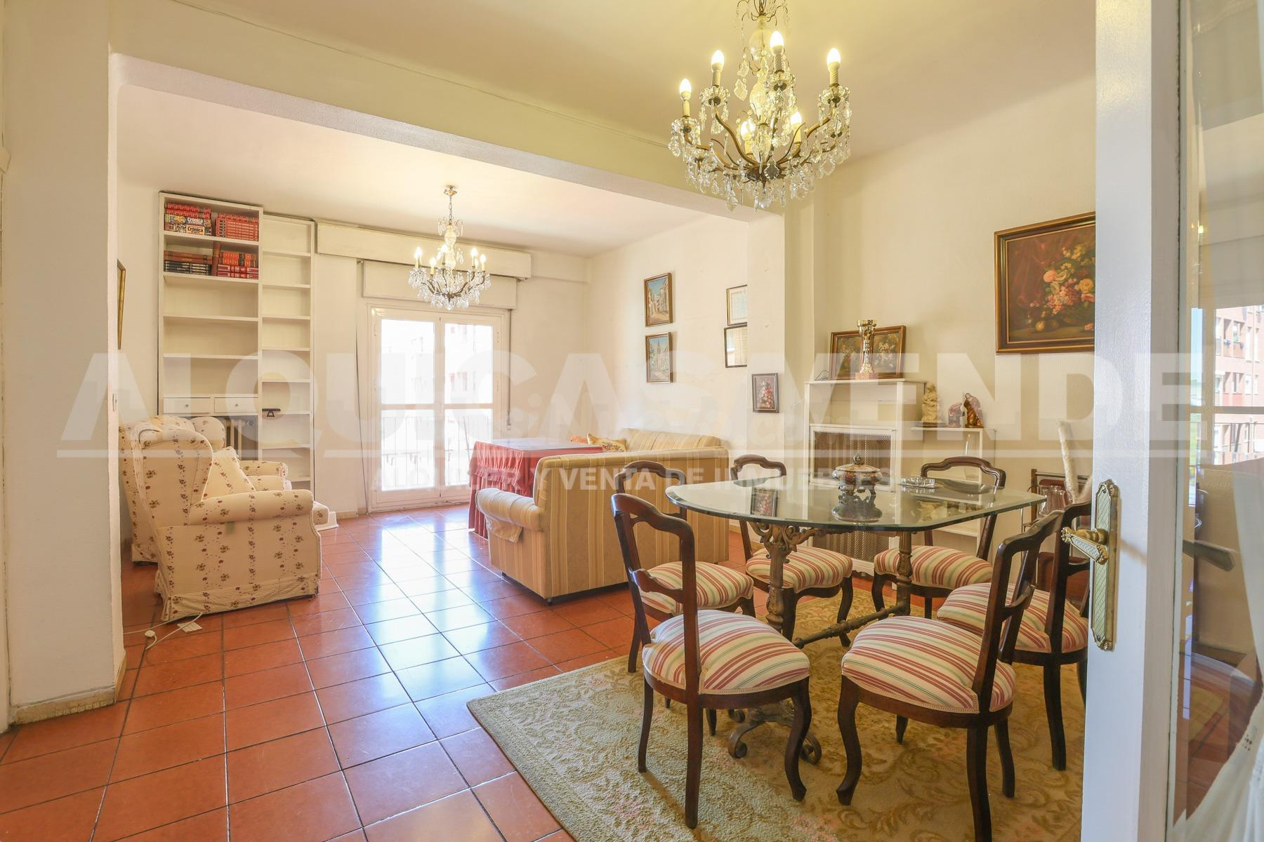 Centro-Plaza de Armas. Excelente vivienda de techos altos y exterior. Garaje incluido.