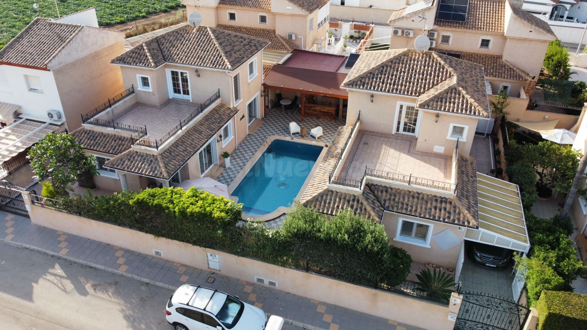 🏡 ¡Dos villas independientes en una misma parcela cerca del mar — una opción ideal para una gran familia o grupo de amigos!