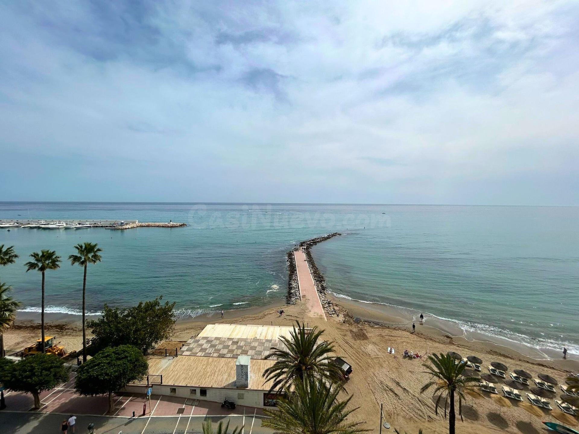 Estudio con vistas al mar en primera línea de playa – Marbella