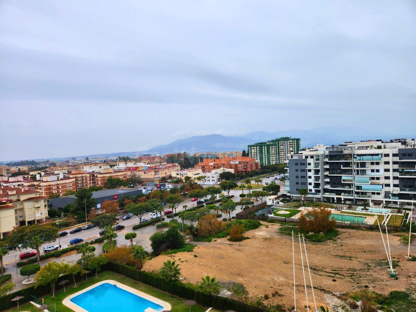 Luminoso Dúplex en Teatinos con Gran Terraza, Piscina y Dos 