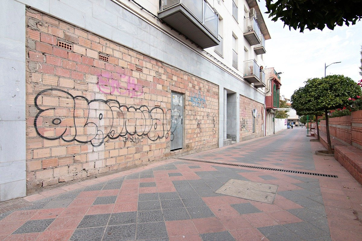 Local calle principal de Armilla,buena fachada .Se vende sin arreglar.