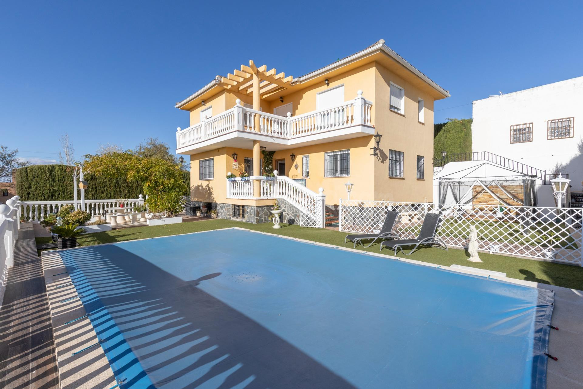 ¡MAGNIFICO CHALET INDEPENDIENTE CON CALIDADES ESPECTACULARES Y PISCINA PRIVADA EN GOJAR!