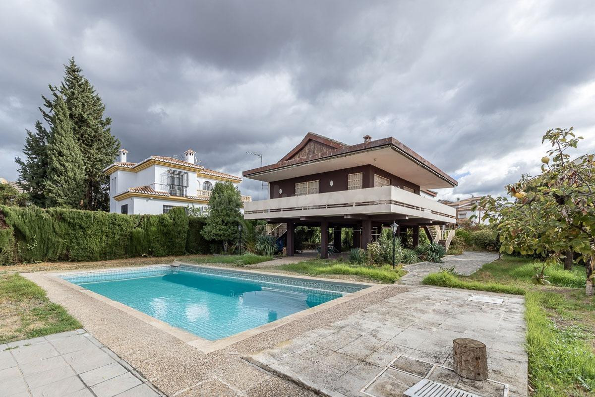 Gran casa con parcela y piscina en Cájar