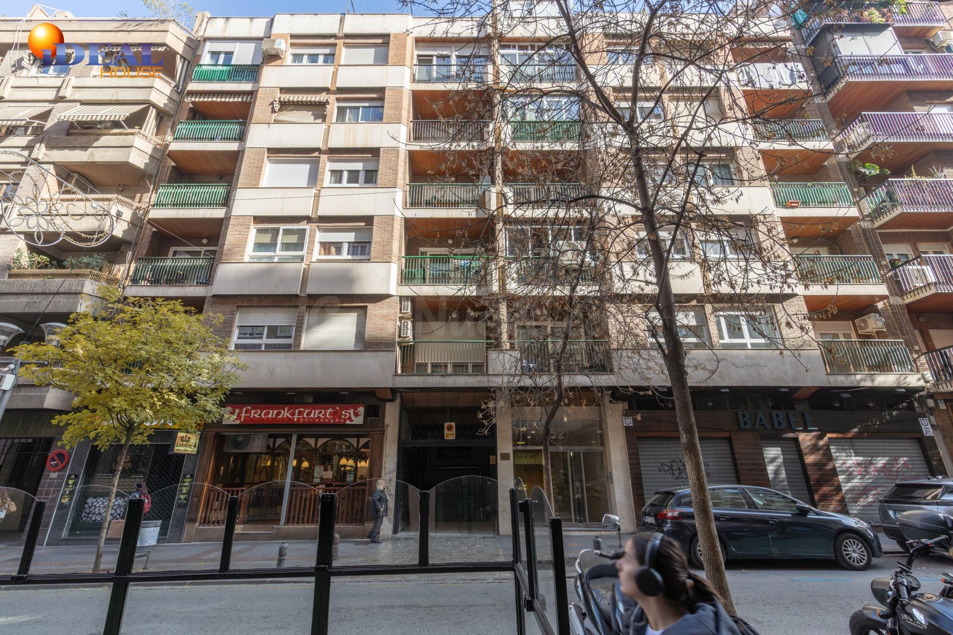 Piso en pleno centro de Granada – Planta alta, garaje y gran potencial de reforma