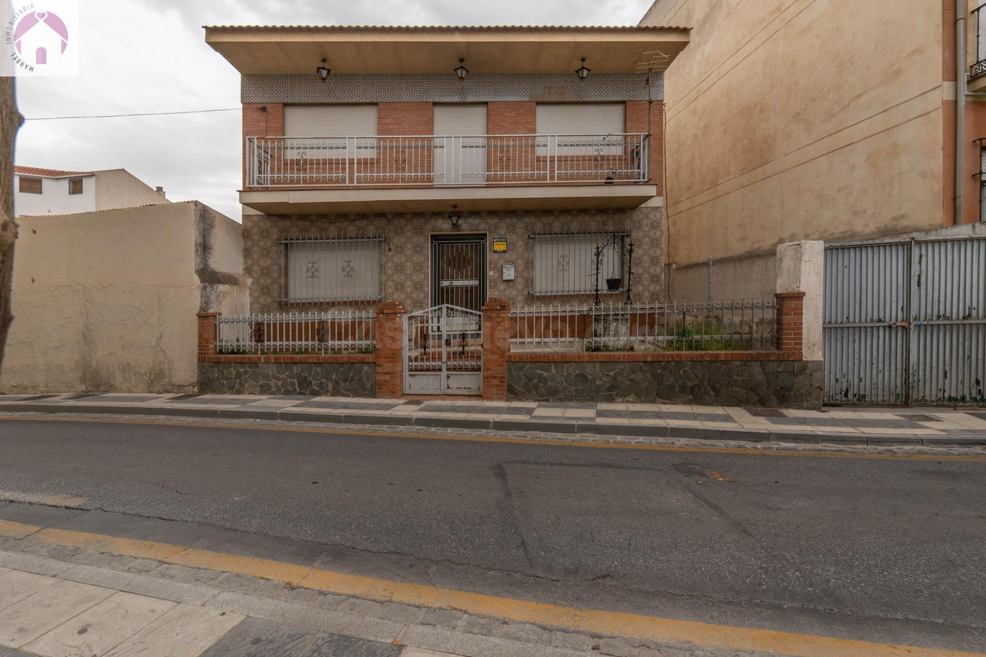 SE VENDE CASA CON UNA PARCELA DE 518 m2 (EN EL CENTRO DE LOS OGÍJARES).