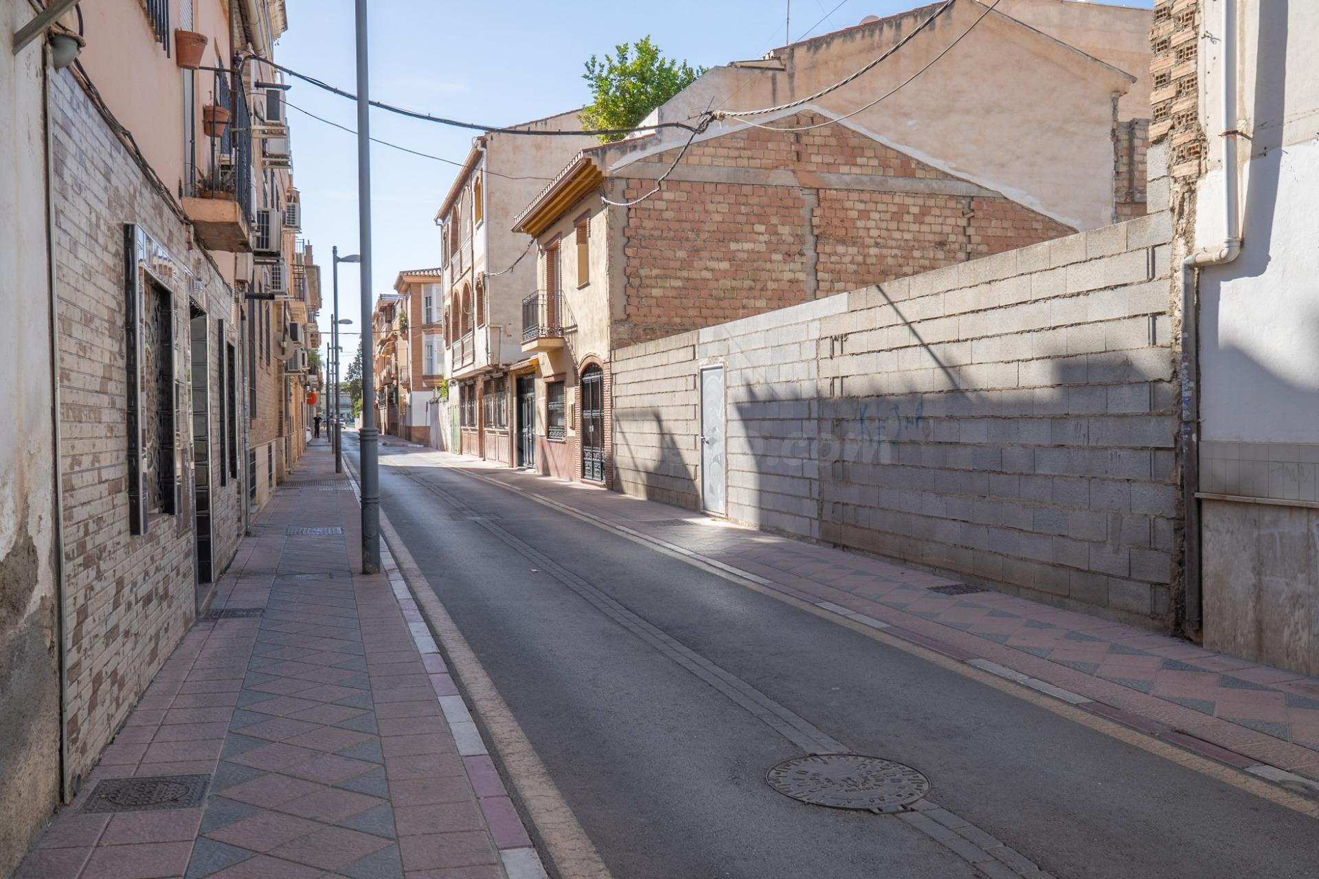 EXCELENTE SOLAR EN VENTA EN ARMILLA (JUNTO PLAZA ESPAÑA) - foto 2