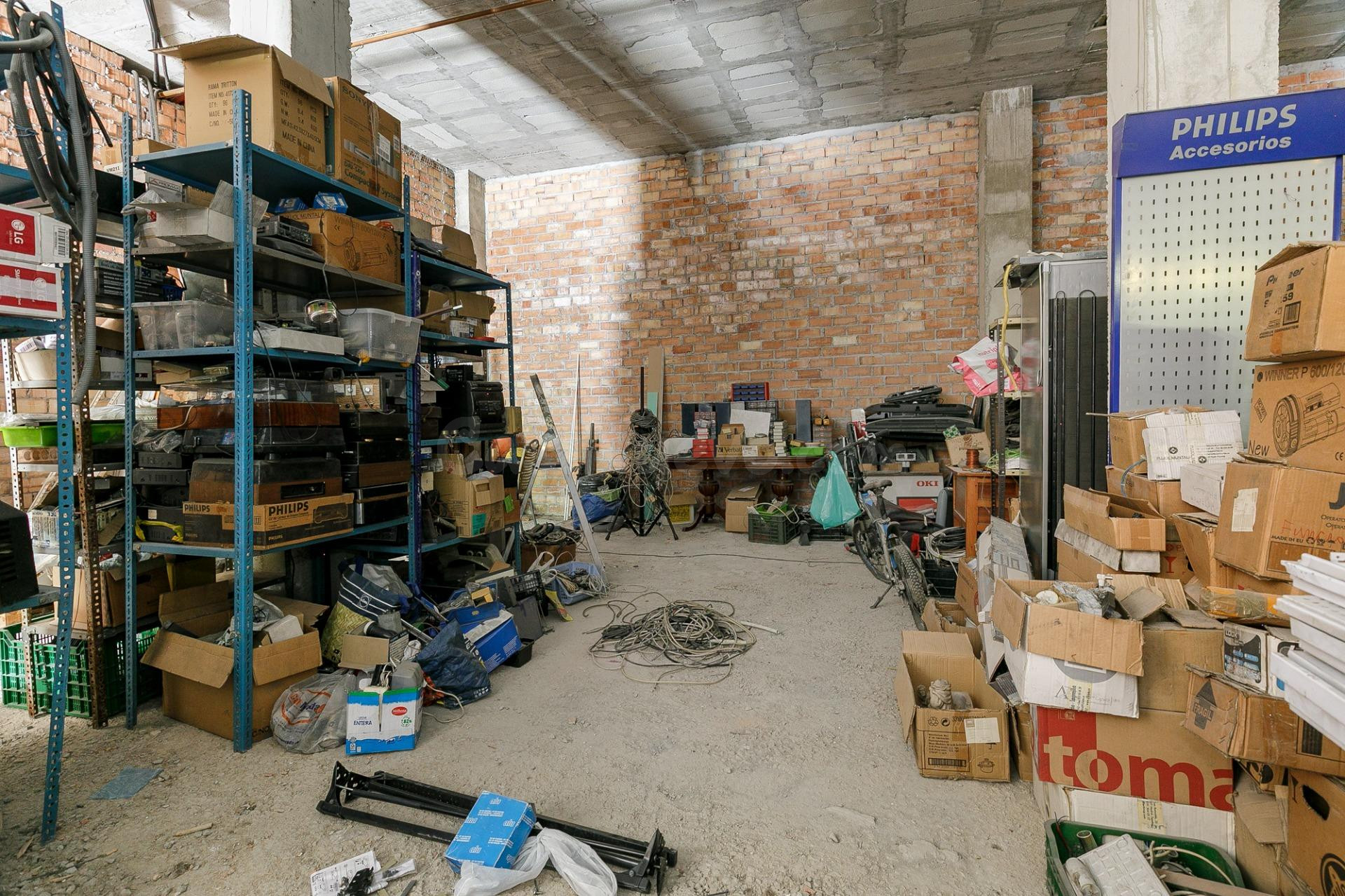 Oportunidad en Atarfe, local de origen de 222m2 - foto 4