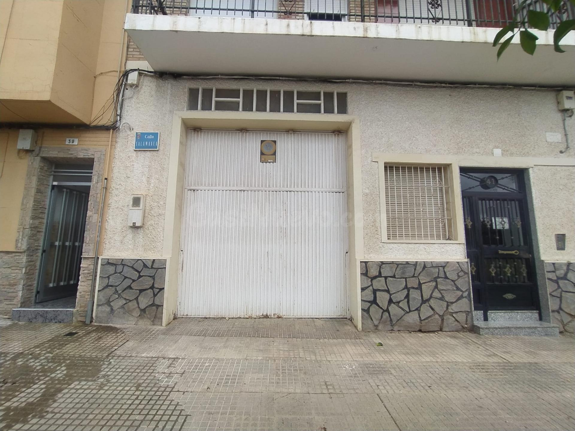 VENTA DE COCHERA - ALMACÉN EN BARRIADA CUATRO SANTOS....!!!!!