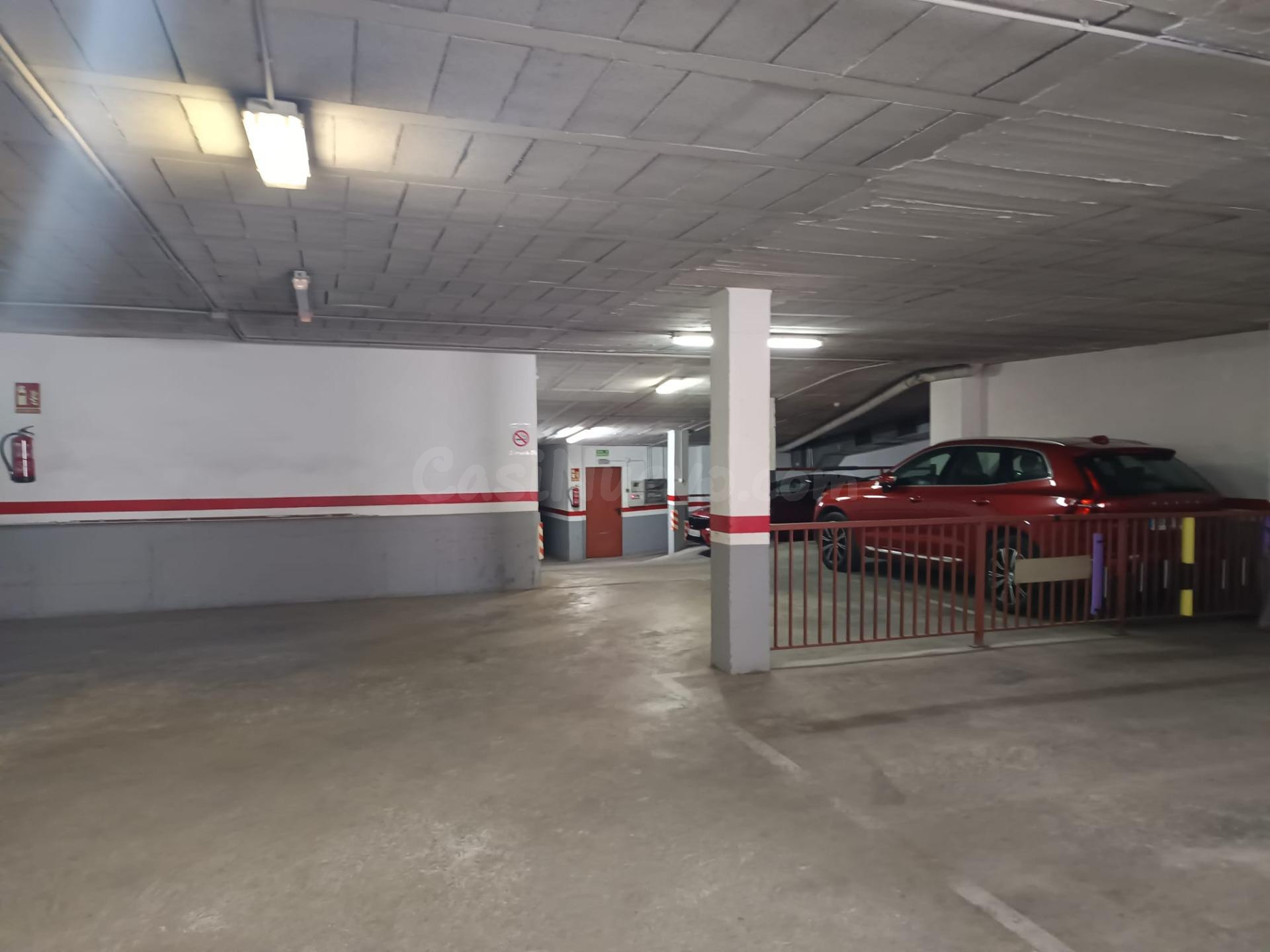 🅿️ Plaza de parking doble en zona Carrilet – amplia, segura y con fácil acceso - foto 3