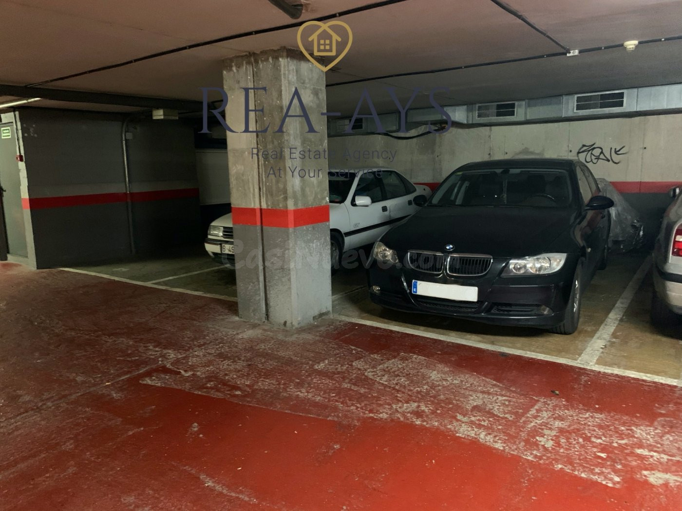 Amplia plaza de garaje para coche grande en excelente ubicac - foto 2