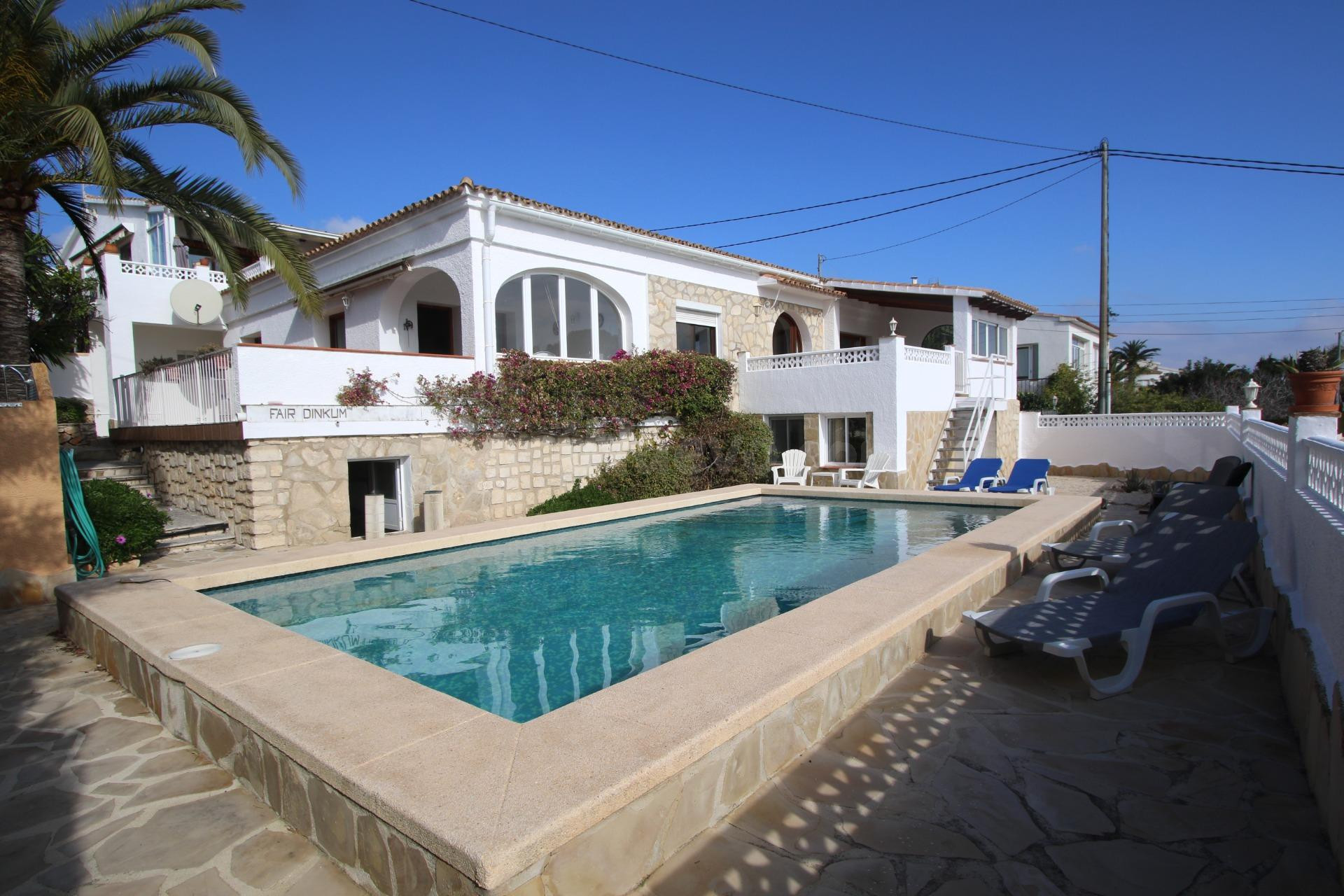 Villa en una amplia parcela con 3 casas de invitados separadas.